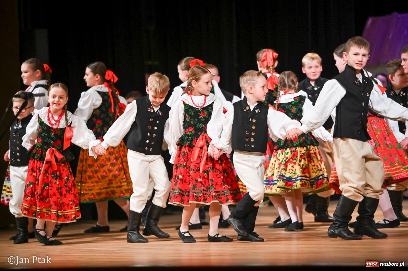 Zdjęcie w galerii na portalu naszraciborz.pl: Taneczna podróż przez siedem regionów Polski na deskach RCK wiadomości z regionu