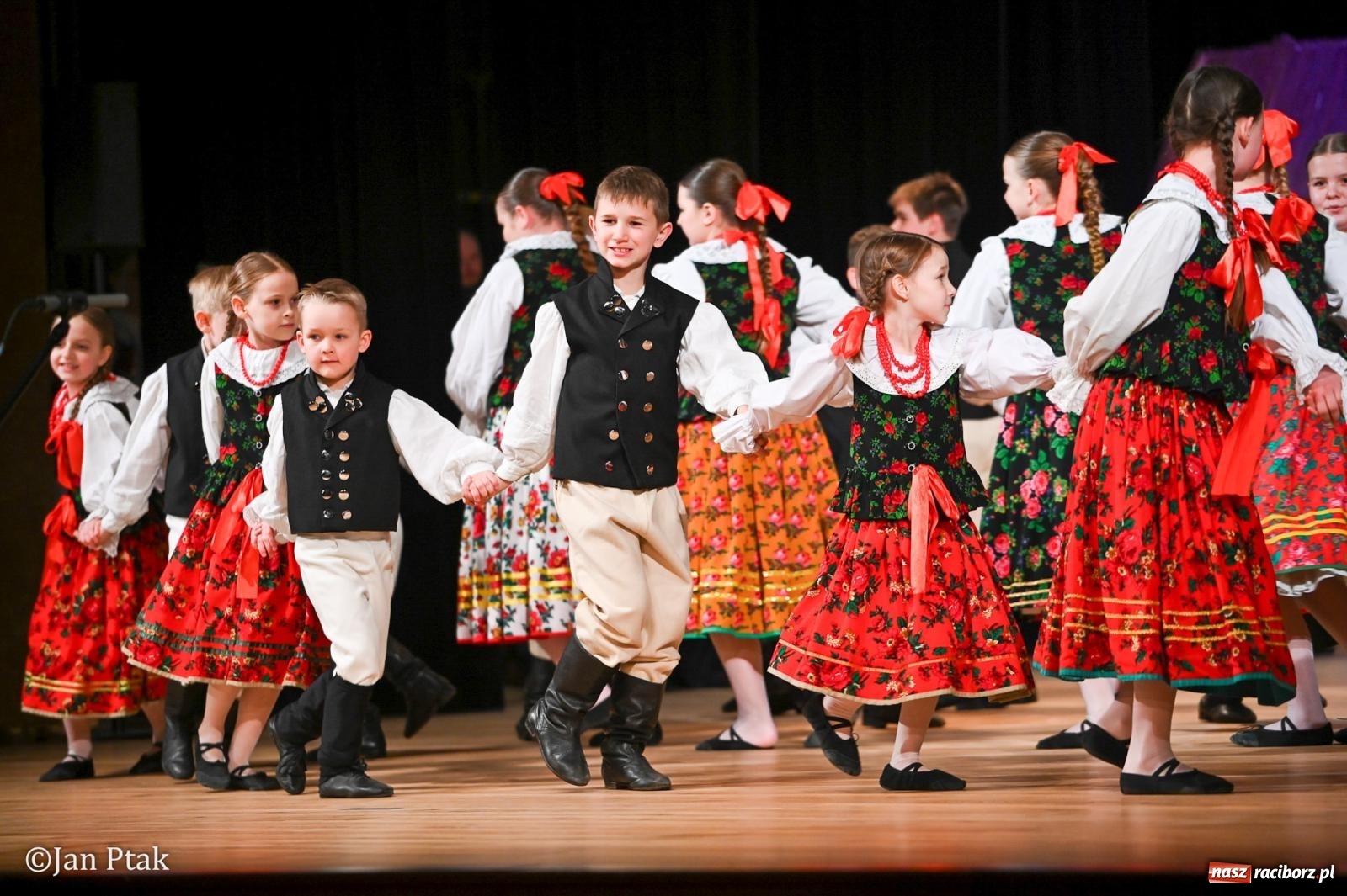 Zdjęcie w galerii na portalu naszraciborz.pl: Taneczna podróż przez siedem regionów Polski na deskach RCK wiadomości z regionu