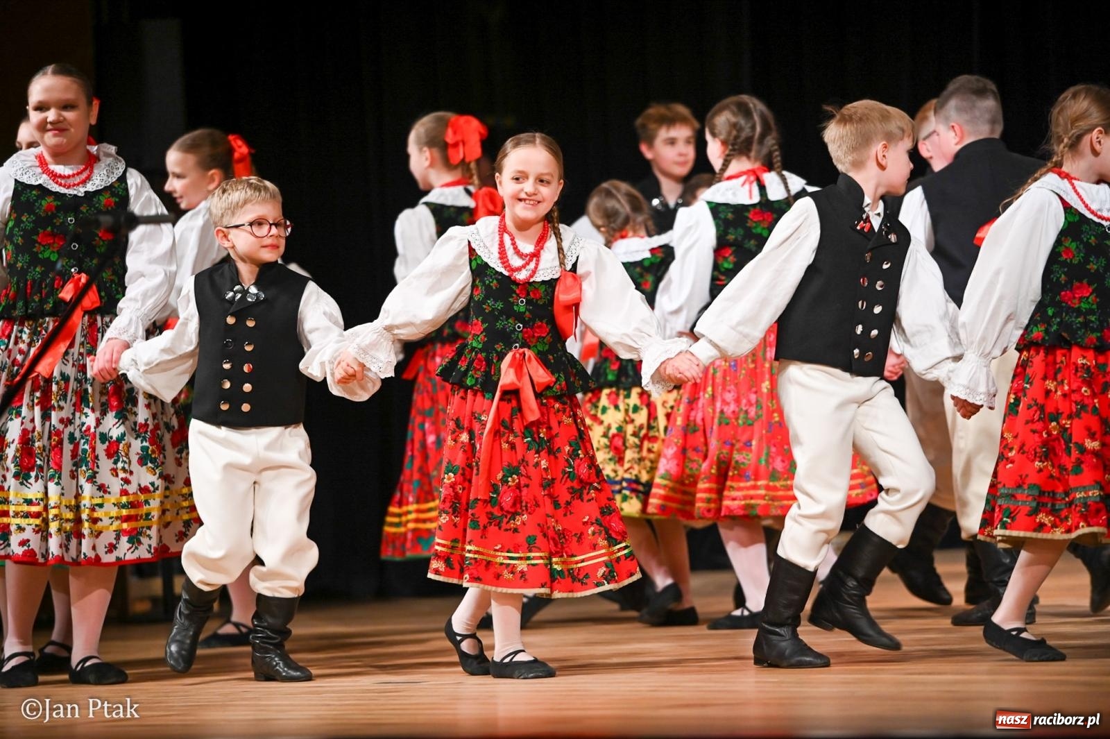 Zdjęcie w galerii na portalu naszraciborz.pl: Taneczna podróż przez siedem regionów Polski na deskach RCK wiadomości z regionu