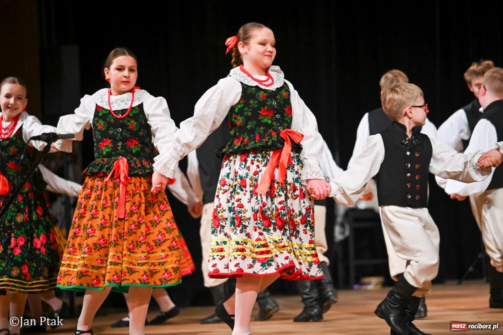 Zdjęcie w galerii na portalu naszraciborz.pl: Taneczna podróż przez siedem regionów Polski na deskach RCK wiadomości z regionu