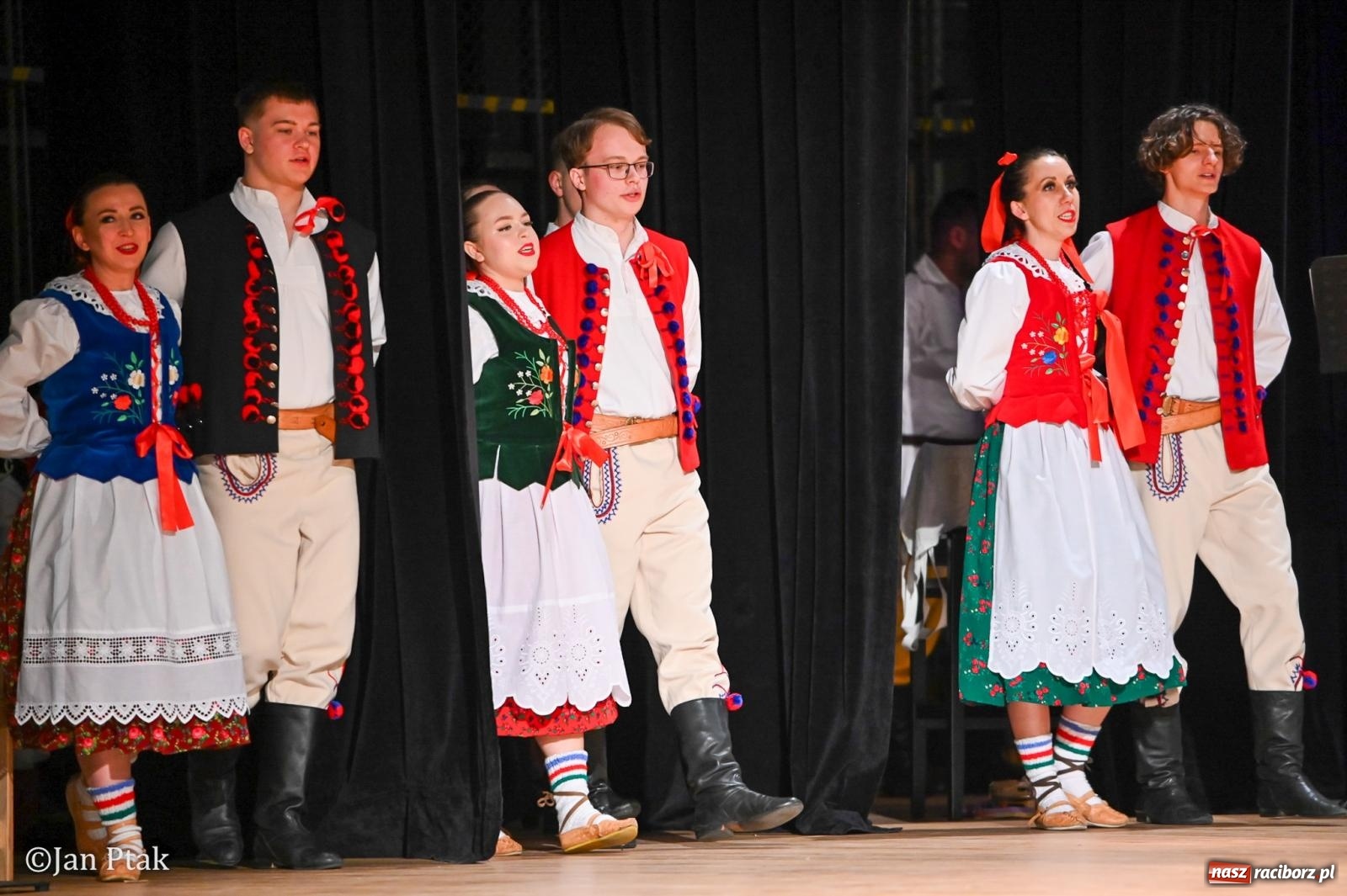 Zdjęcie w galerii na portalu naszraciborz.pl: Taneczna podróż przez siedem regionów Polski na deskach RCK wiadomości z regionu