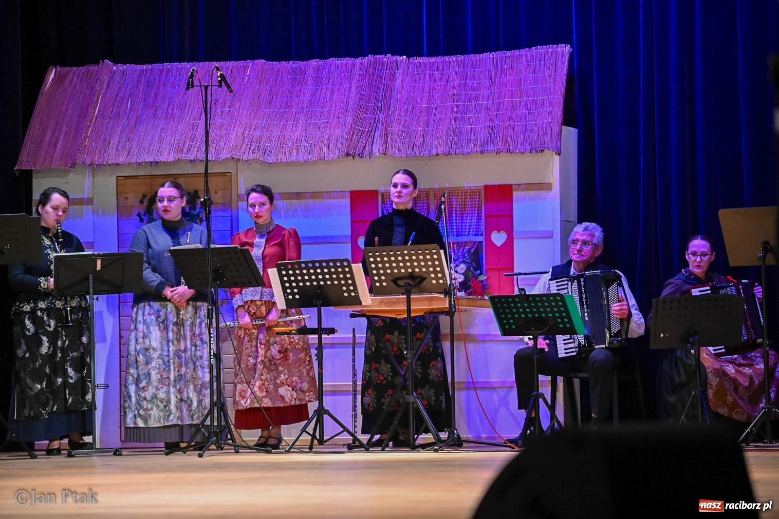 Zdjęcie w galerii na portalu naszraciborz.pl: Taneczna podróż przez siedem regionów Polski na deskach RCK wiadomości z regionu