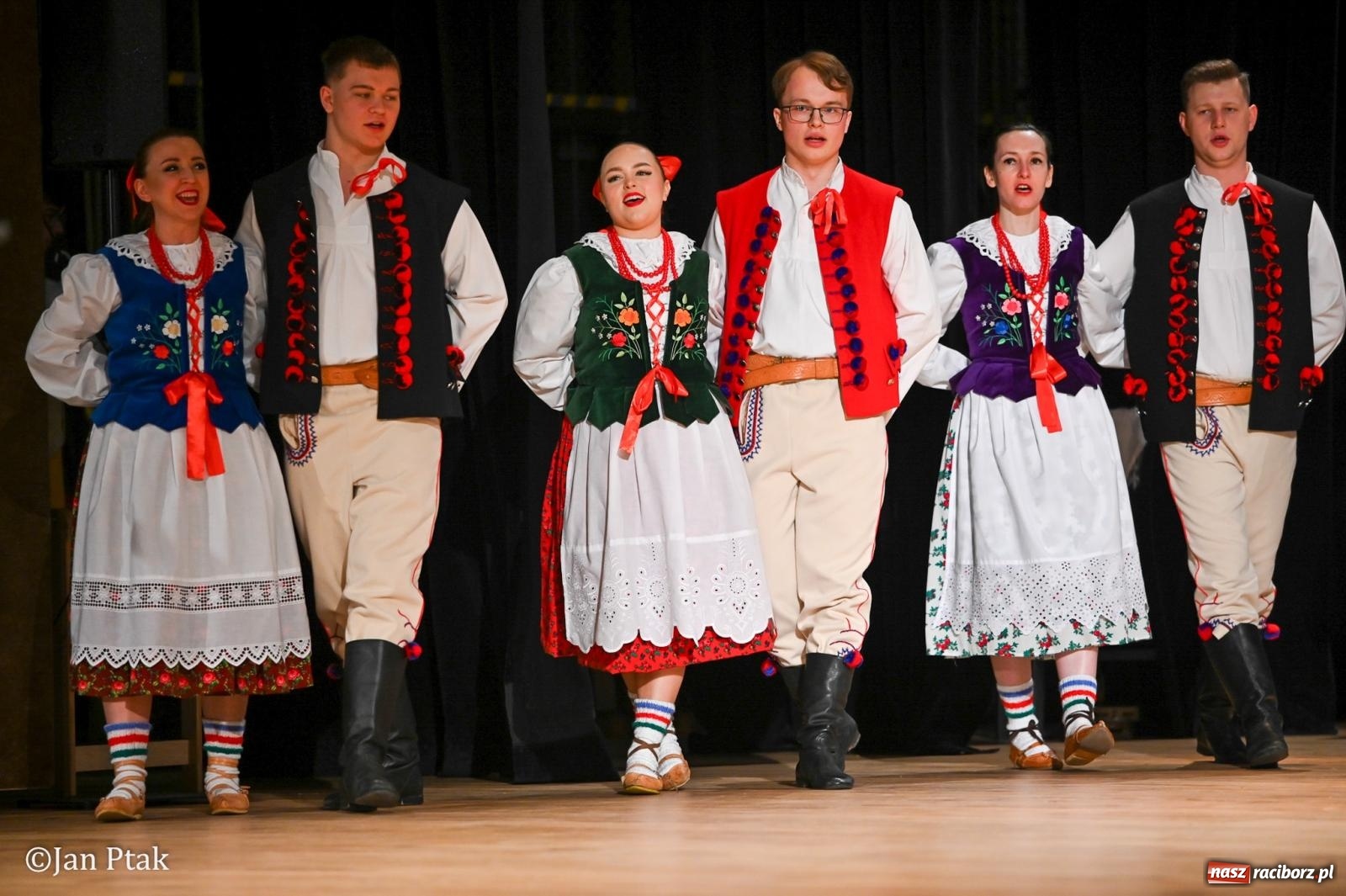 Zdjęcie w galerii na portalu naszraciborz.pl: Taneczna podróż przez siedem regionów Polski na deskach RCK wiadomości z regionu