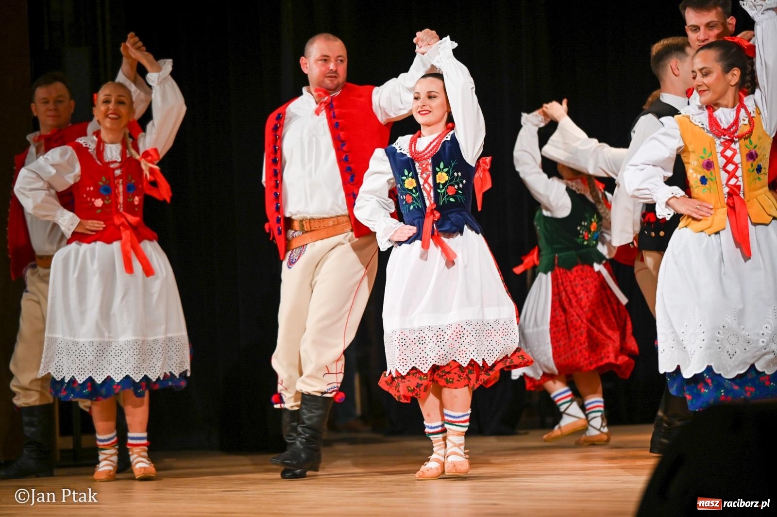 Zdjęcie w galerii na portalu naszraciborz.pl: Taneczna podróż przez siedem regionów Polski na deskach RCK wiadomości z regionu