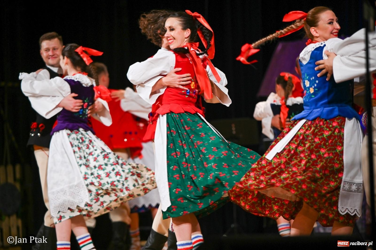 Zdjęcie w galerii na portalu naszraciborz.pl: Taneczna podróż przez siedem regionów Polski na deskach RCK wiadomości z regionu