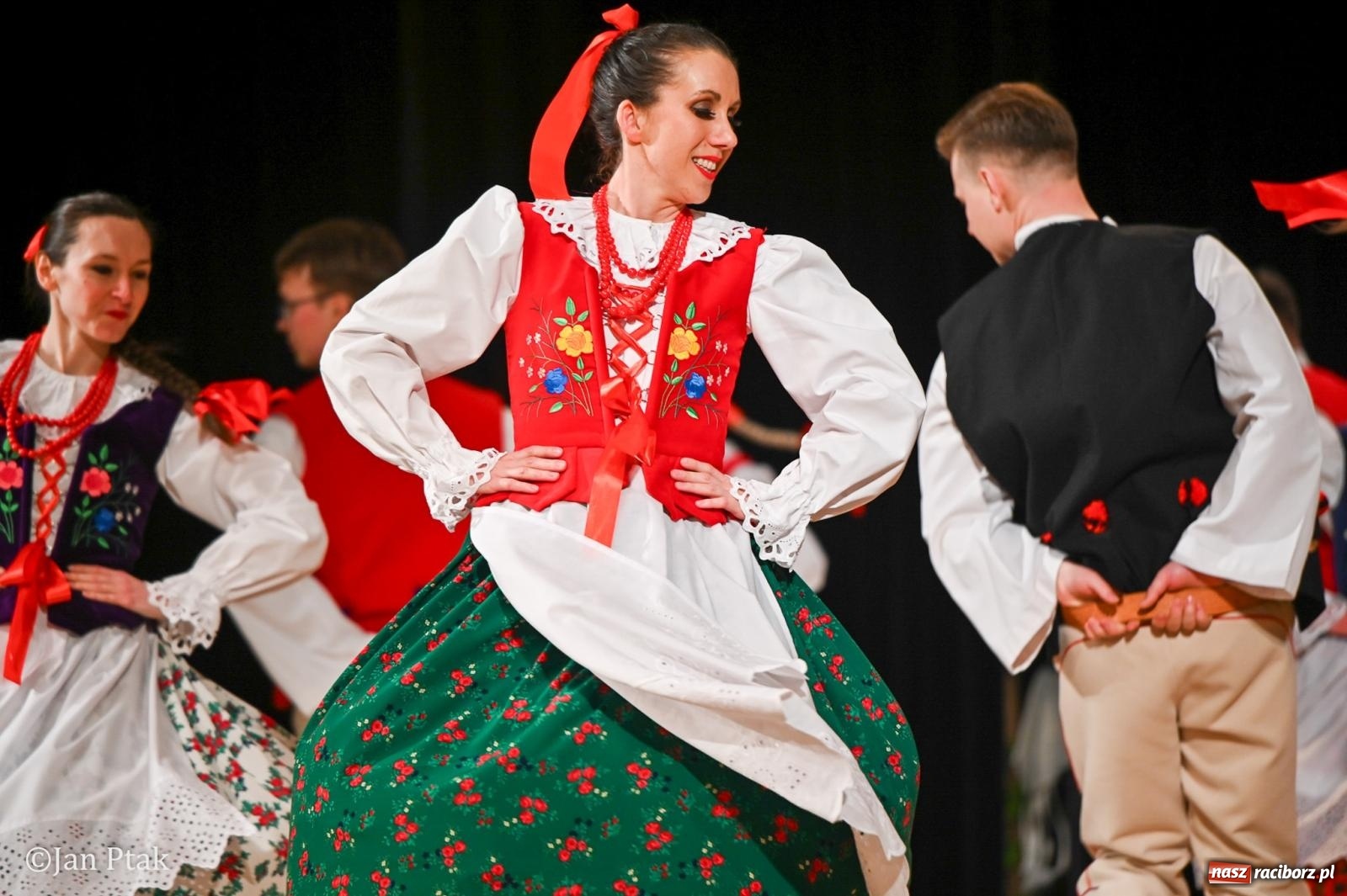 Zdjęcie w galerii na portalu naszraciborz.pl: Taneczna podróż przez siedem regionów Polski na deskach RCK wiadomości z regionu
