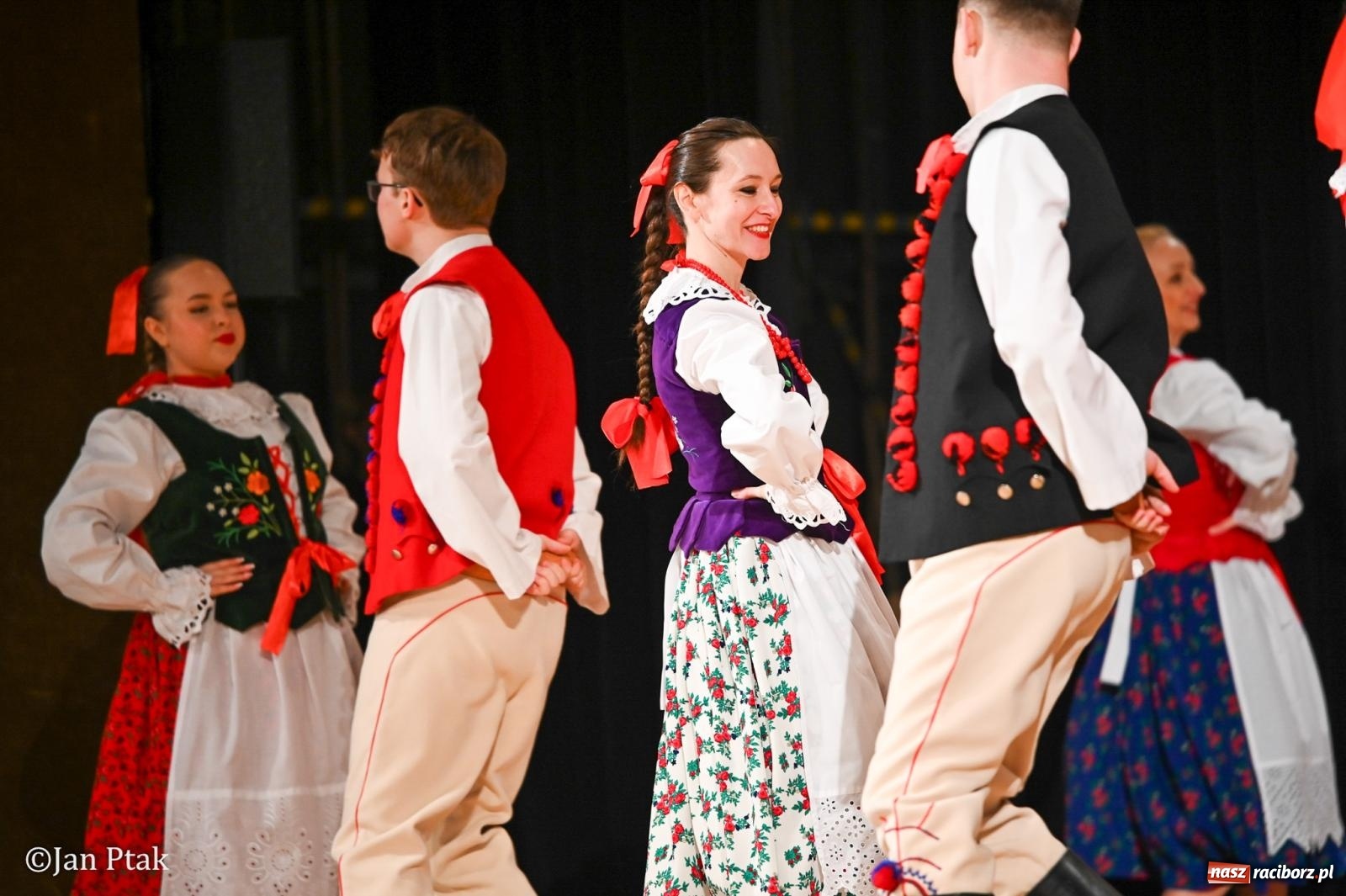 Zdjęcie w galerii na portalu naszraciborz.pl: Taneczna podróż przez siedem regionów Polski na deskach RCK wiadomości z regionu