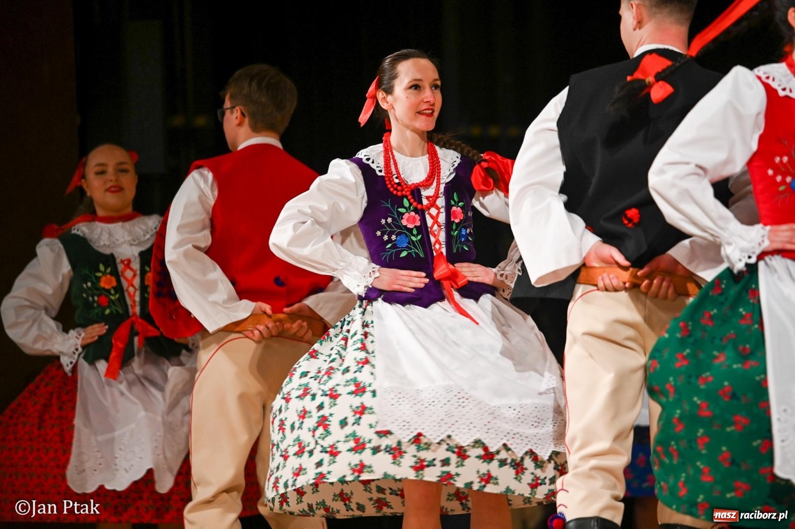 Zdjęcie w galerii na portalu naszraciborz.pl: Taneczna podróż przez siedem regionów Polski na deskach RCK wiadomości z regionu