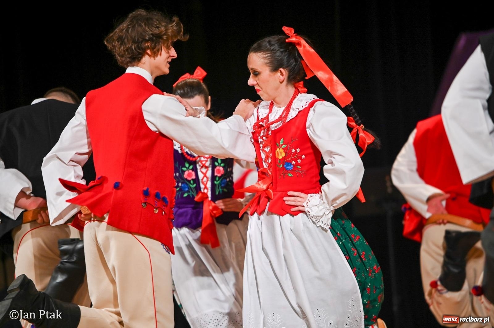 Zdjęcie w galerii na portalu naszraciborz.pl: Taneczna podróż przez siedem regionów Polski na deskach RCK wiadomości z regionu