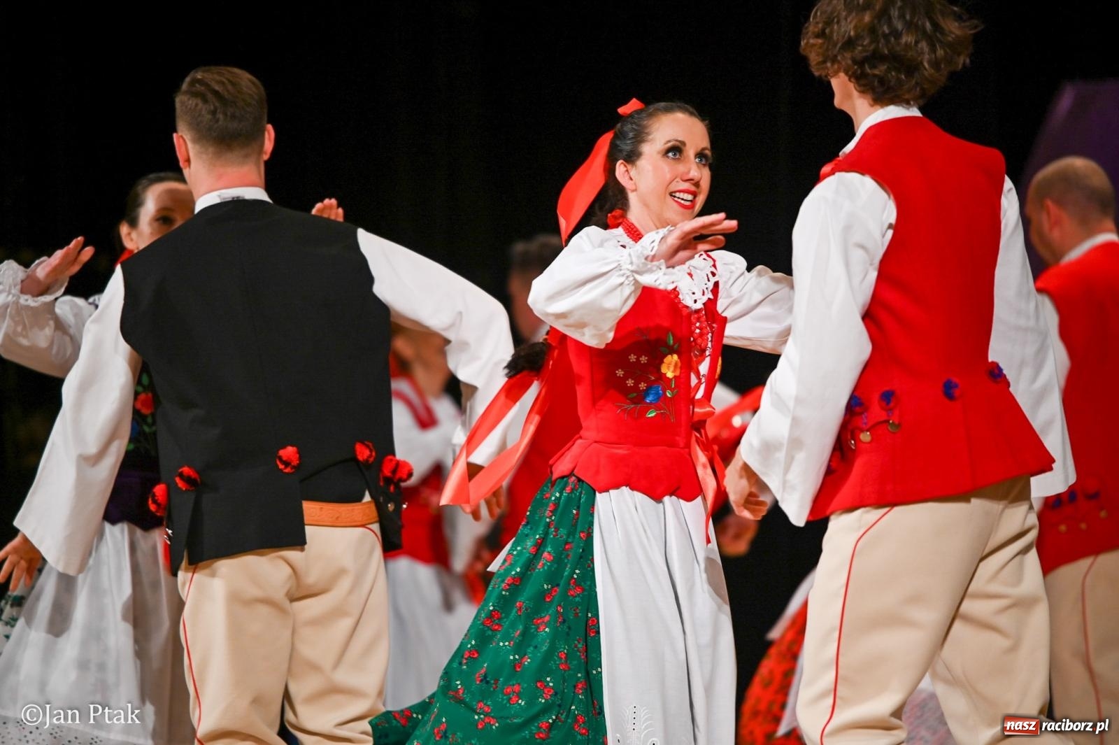 Zdjęcie w galerii na portalu naszraciborz.pl: Taneczna podróż przez siedem regionów Polski na deskach RCK wiadomości z regionu