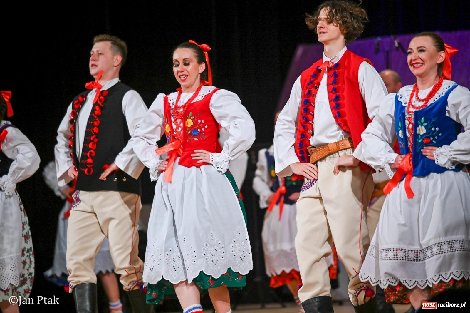 Zdjęcie w galerii na portalu naszraciborz.pl: Taneczna podróż przez siedem regionów Polski na deskach RCK wiadomości z regionu