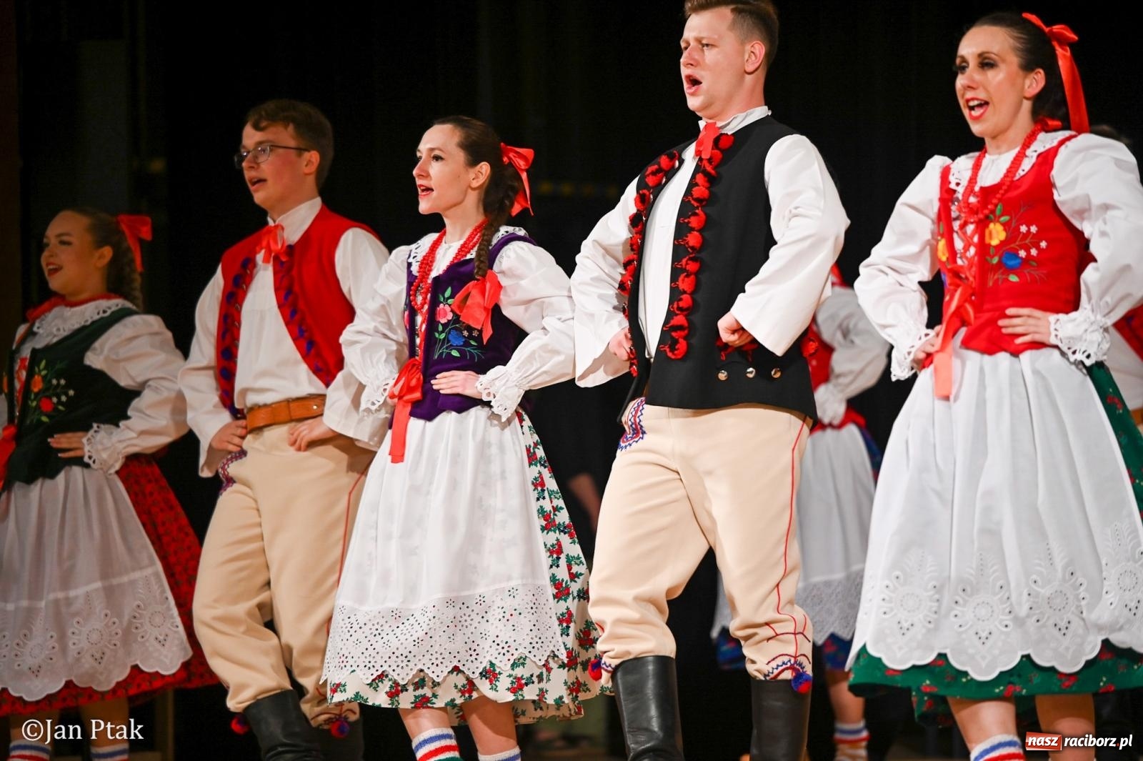 Zdjęcie w galerii na portalu naszraciborz.pl: Taneczna podróż przez siedem regionów Polski na deskach RCK wiadomości z regionu