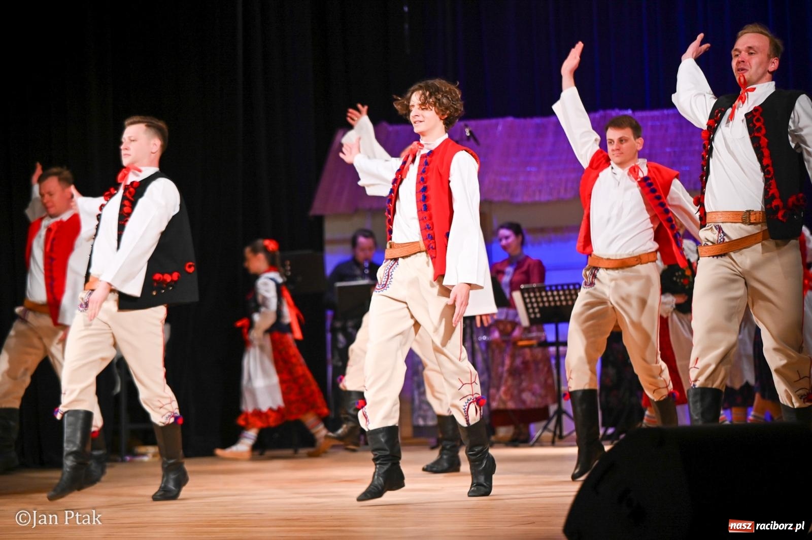 Zdjęcie w galerii na portalu naszraciborz.pl: Taneczna podróż przez siedem regionów Polski na deskach RCK wiadomości z regionu