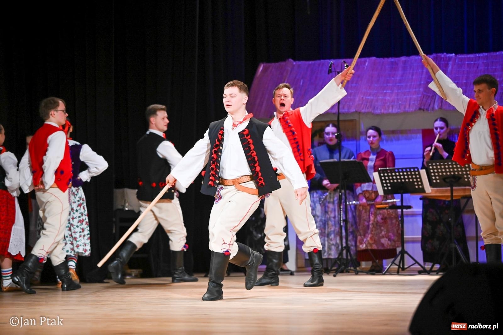 Zdjęcie w galerii na portalu naszraciborz.pl: Taneczna podróż przez siedem regionów Polski na deskach RCK wiadomości z regionu