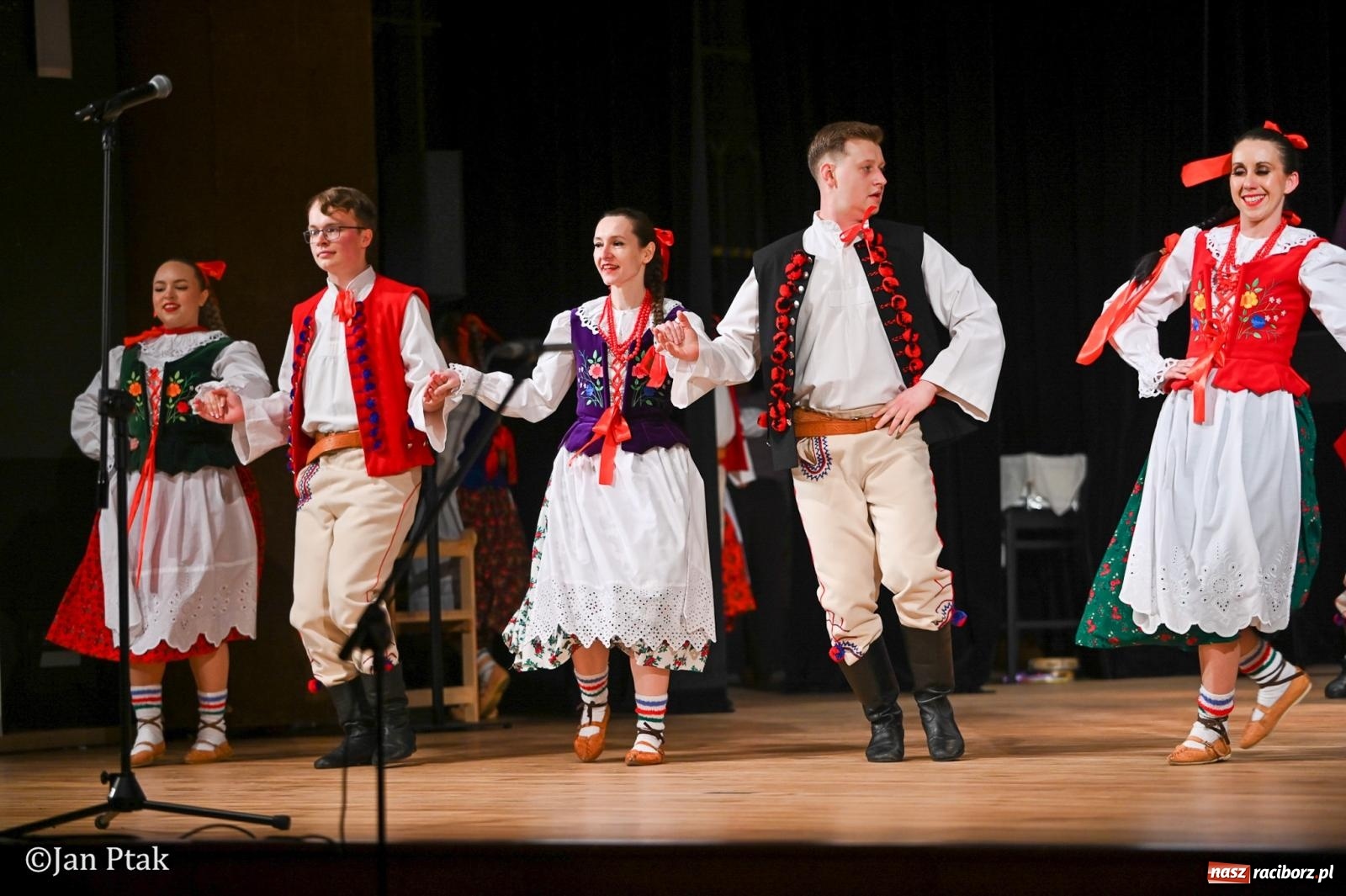 Zdjęcie w galerii na portalu naszraciborz.pl: Taneczna podróż przez siedem regionów Polski na deskach RCK wiadomości z regionu