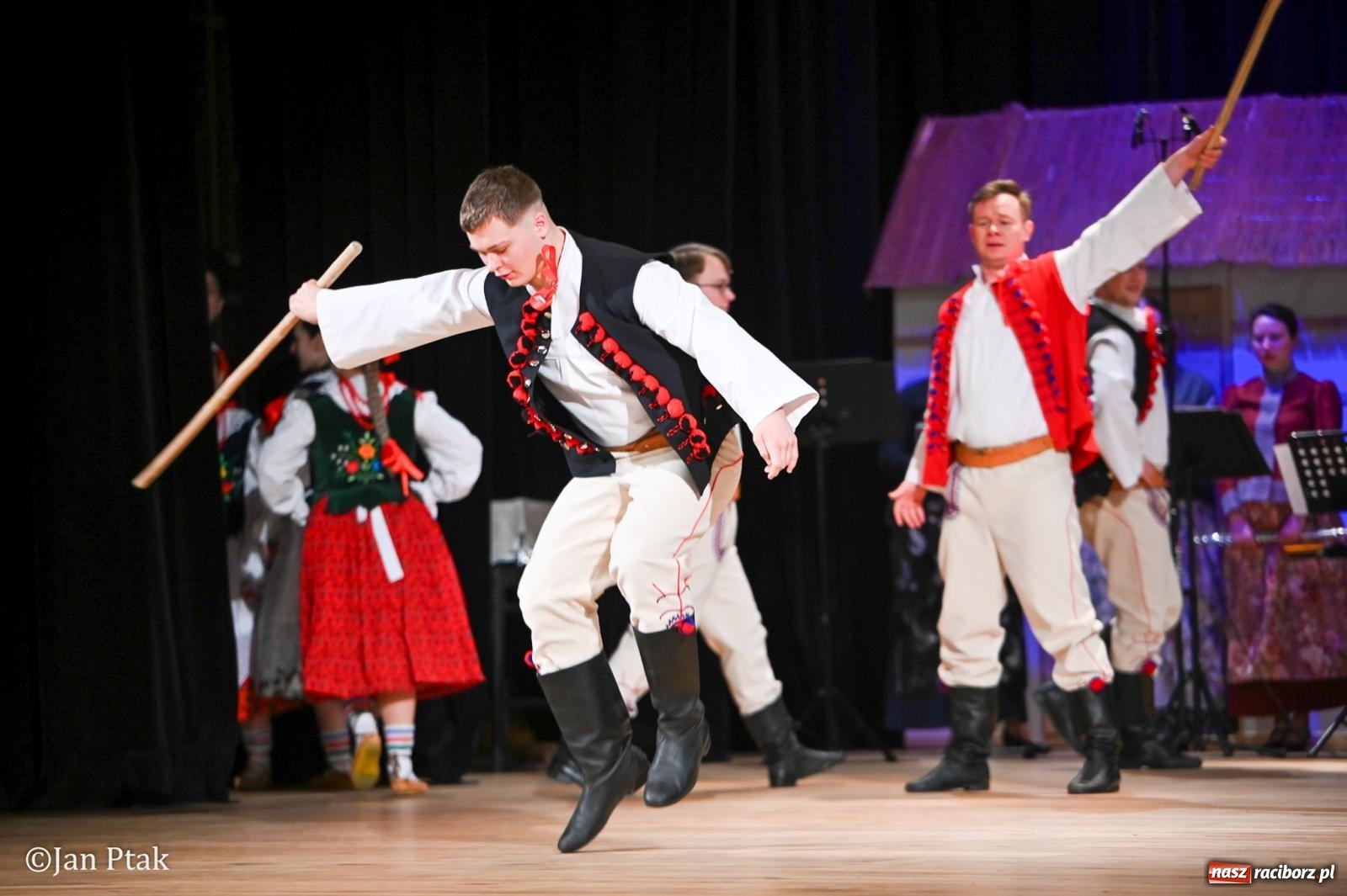 Zdjęcie w galerii na portalu naszraciborz.pl: Taneczna podróż przez siedem regionów Polski na deskach RCK wiadomości z regionu