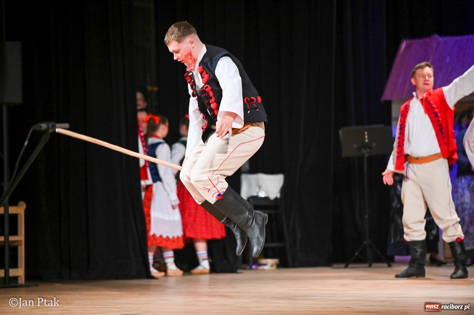 Zdjęcie w galerii na portalu naszraciborz.pl: Taneczna podróż przez siedem regionów Polski na deskach RCK wiadomości z regionu