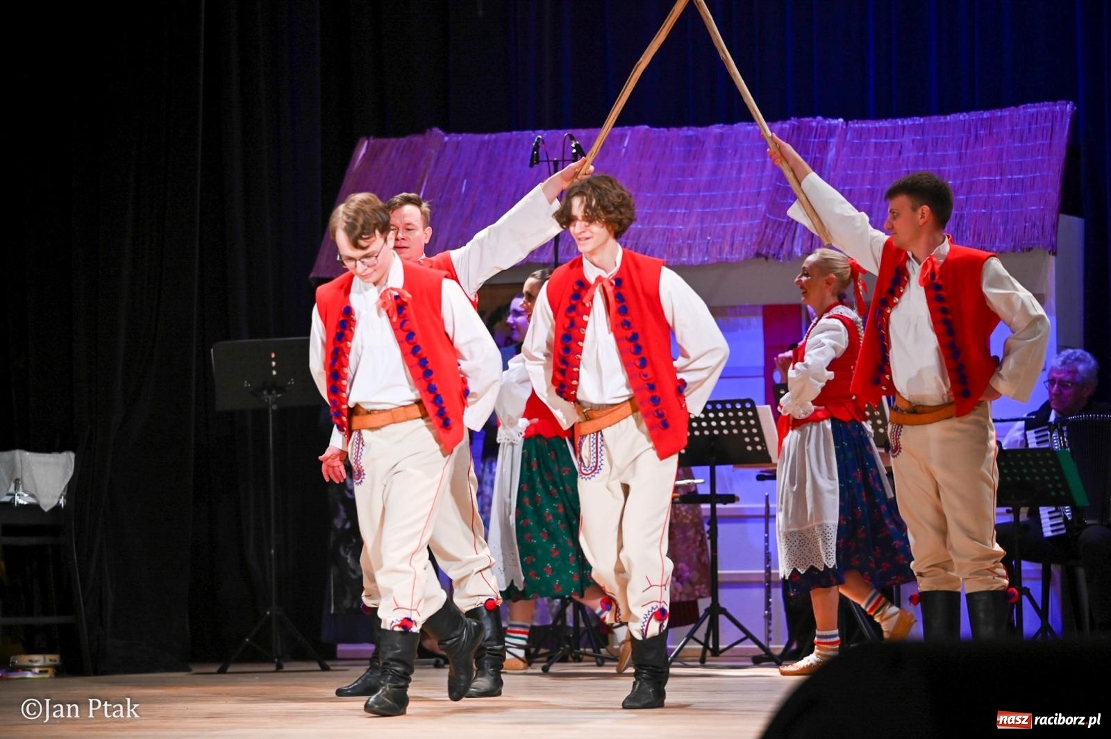 Zdjęcie w galerii na portalu naszraciborz.pl: Taneczna podróż przez siedem regionów Polski na deskach RCK wiadomości z regionu