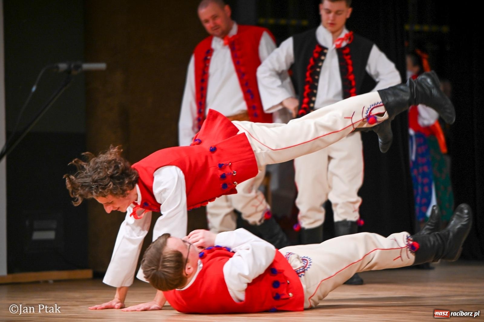 Zdjęcie w galerii na portalu naszraciborz.pl: Taneczna podróż przez siedem regionów Polski na deskach RCK wiadomości z regionu