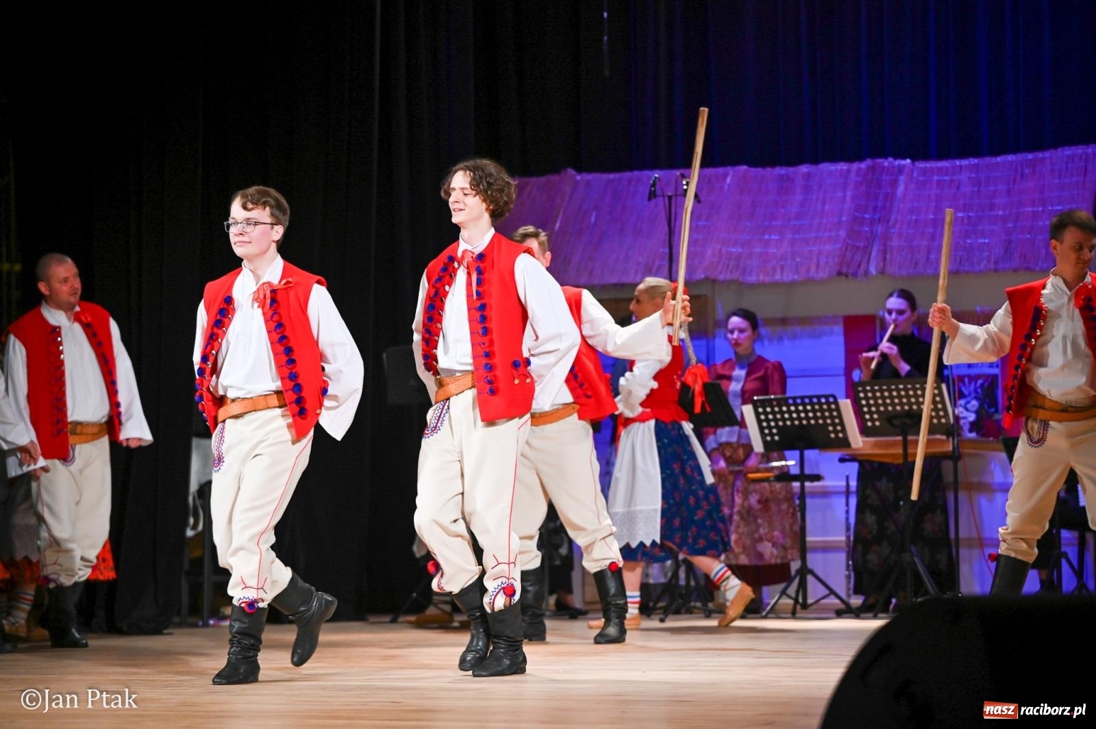 Zdjęcie w galerii na portalu naszraciborz.pl: Taneczna podróż przez siedem regionów Polski na deskach RCK wiadomości z regionu