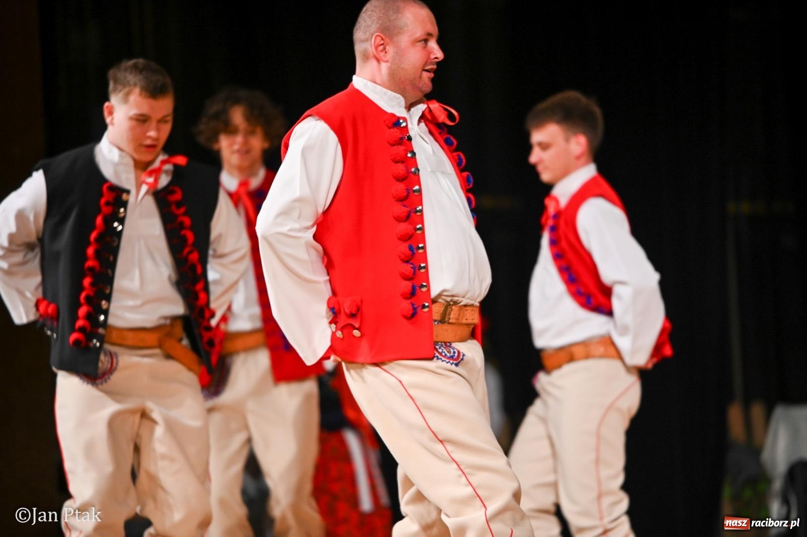Zdjęcie w galerii na portalu naszraciborz.pl: Taneczna podróż przez siedem regionów Polski na deskach RCK wiadomości z regionu