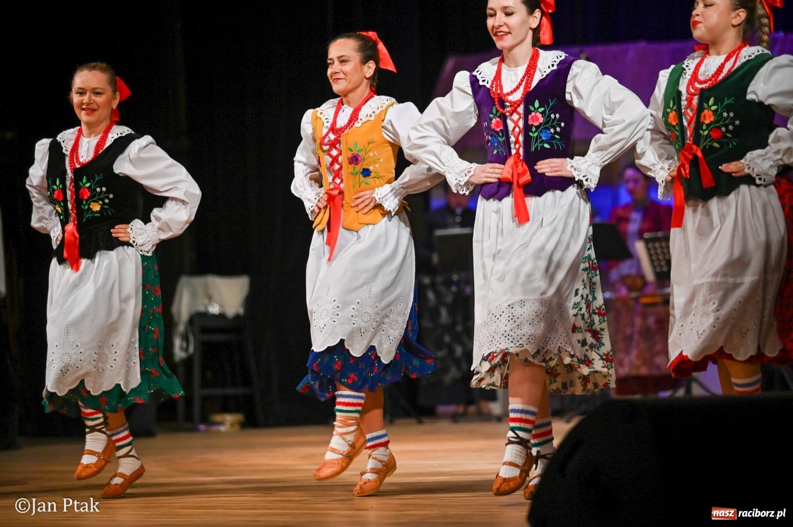 Zdjęcie w galerii na portalu naszraciborz.pl: Taneczna podróż przez siedem regionów Polski na deskach RCK wiadomości z regionu