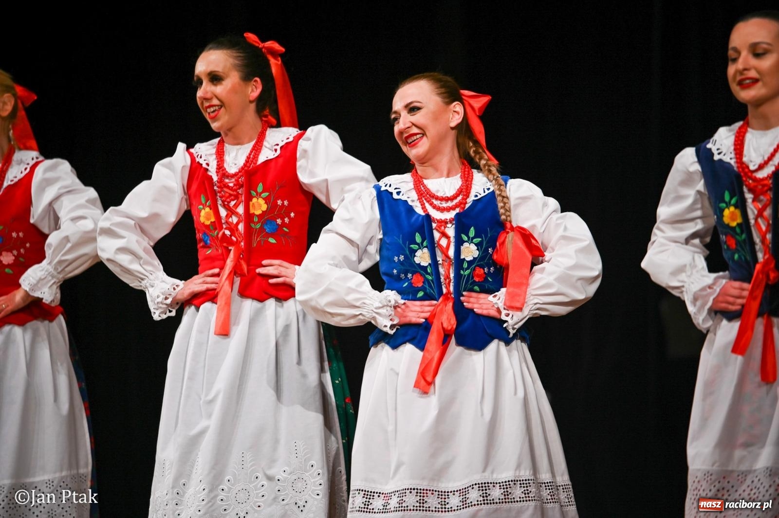 Zdjęcie w galerii na portalu naszraciborz.pl: Taneczna podróż przez siedem regionów Polski na deskach RCK wiadomości z regionu