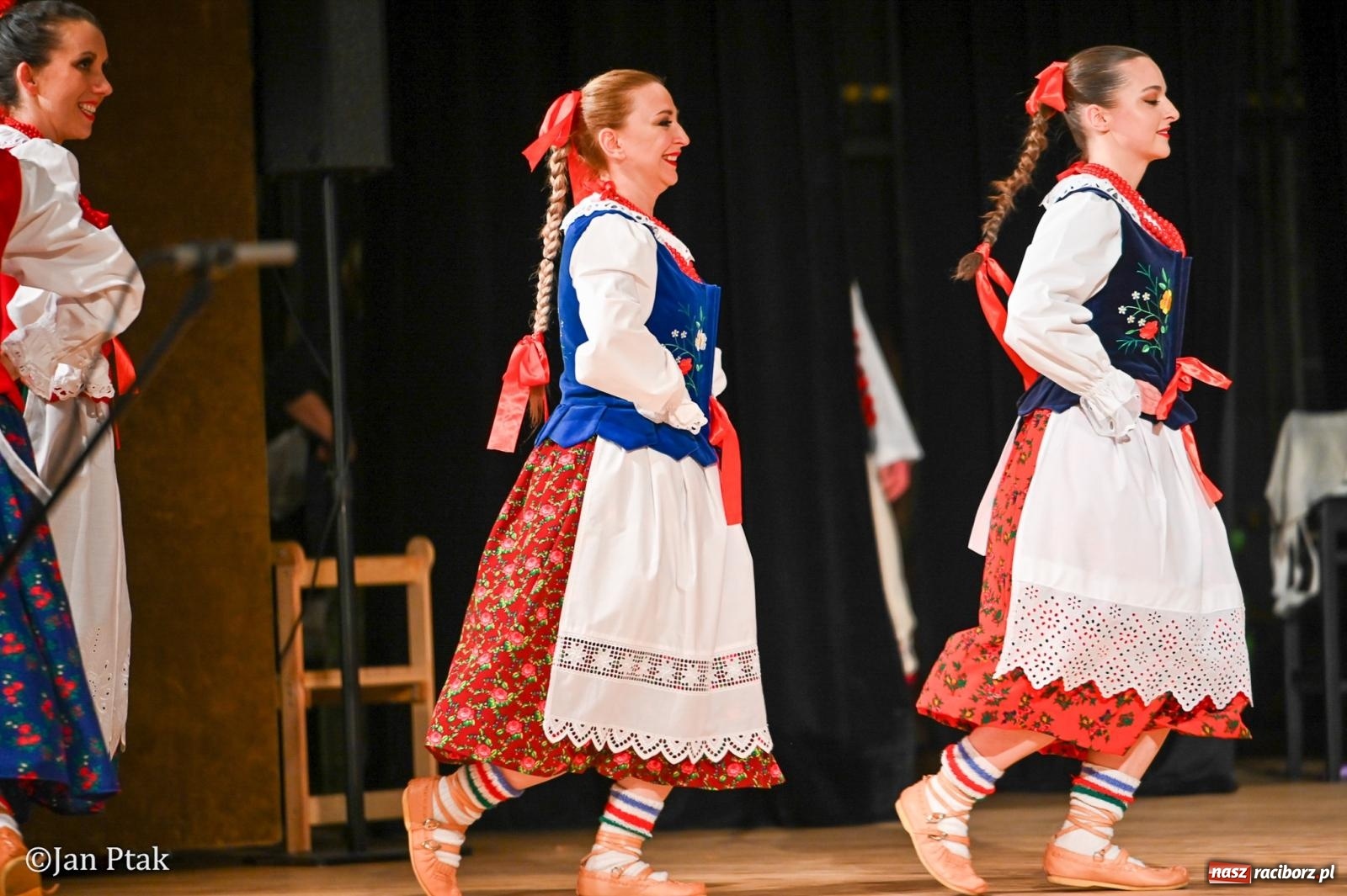 Zdjęcie w galerii na portalu naszraciborz.pl: Taneczna podróż przez siedem regionów Polski na deskach RCK wiadomości z regionu