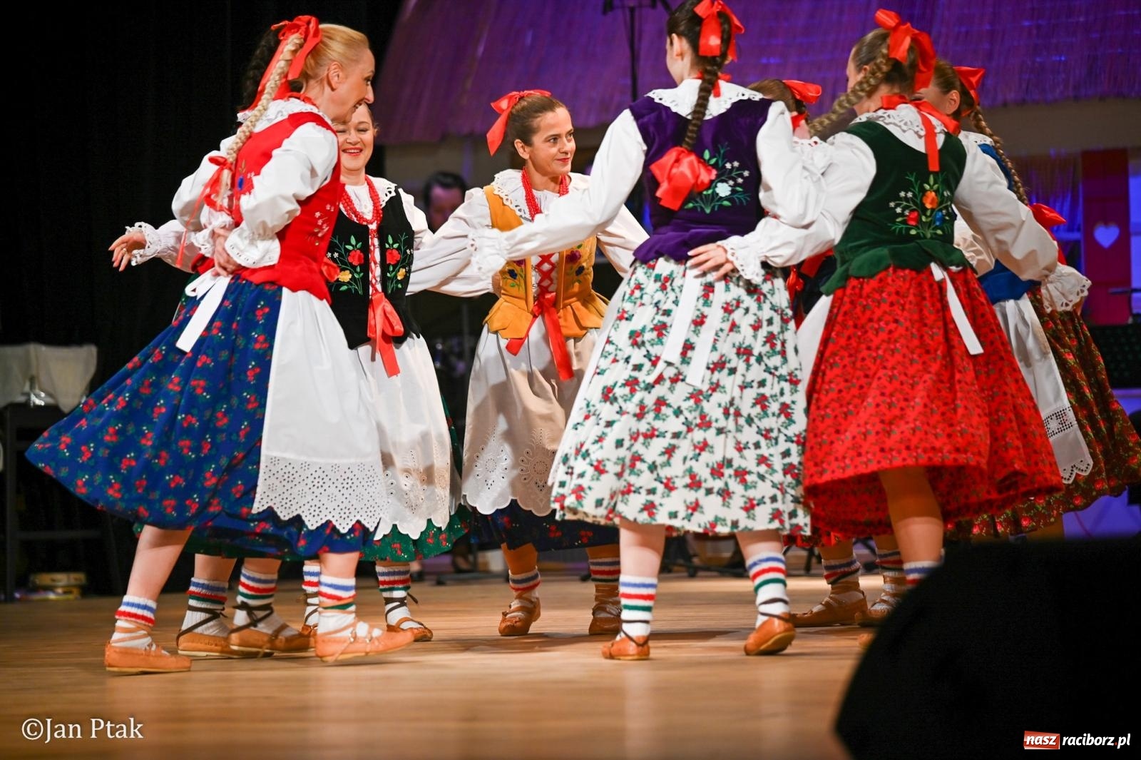 Zdjęcie w galerii na portalu naszraciborz.pl: Taneczna podróż przez siedem regionów Polski na deskach RCK wiadomości z regionu