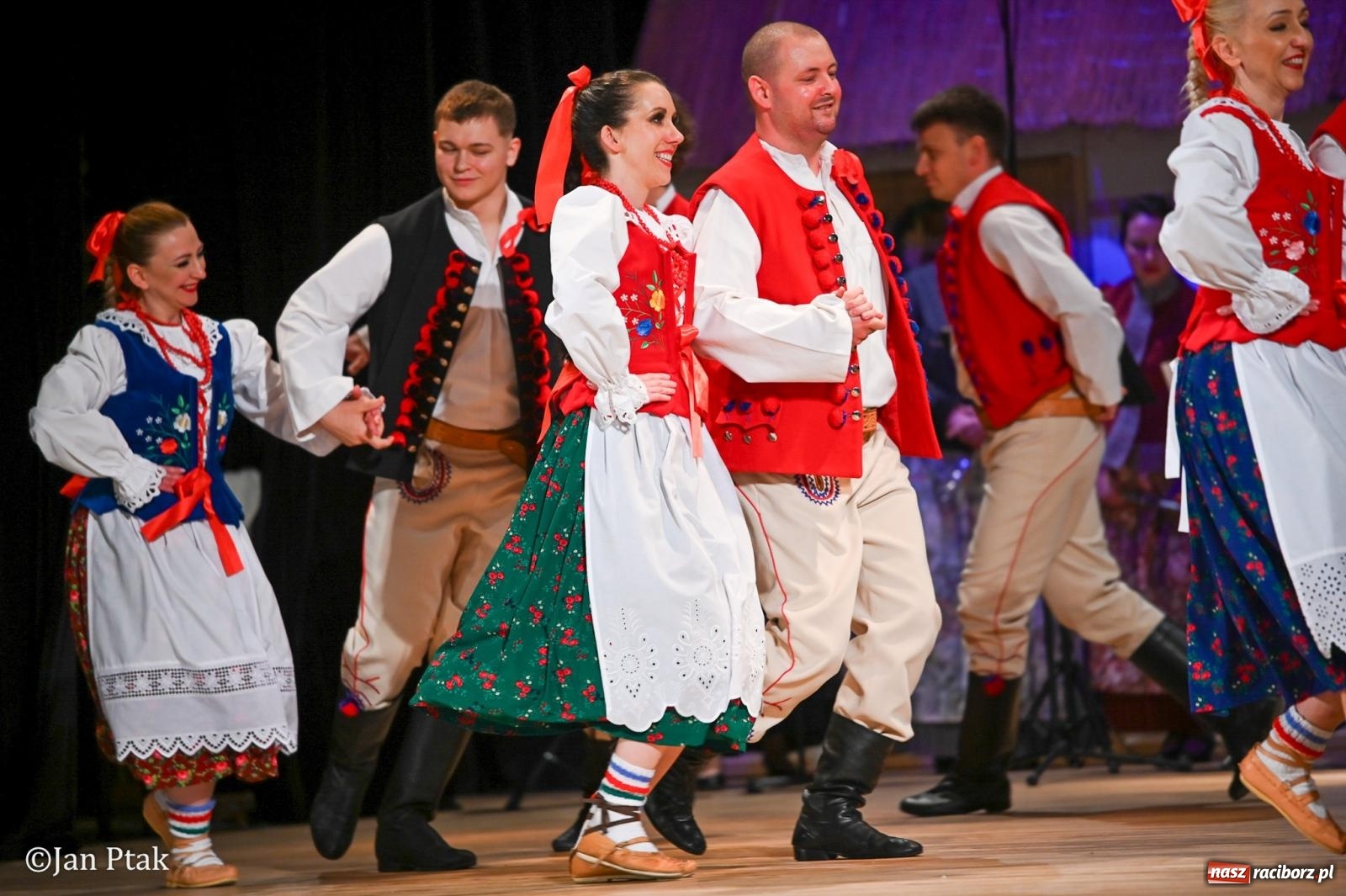 Zdjęcie w galerii na portalu naszraciborz.pl: Taneczna podróż przez siedem regionów Polski na deskach RCK wiadomości z regionu