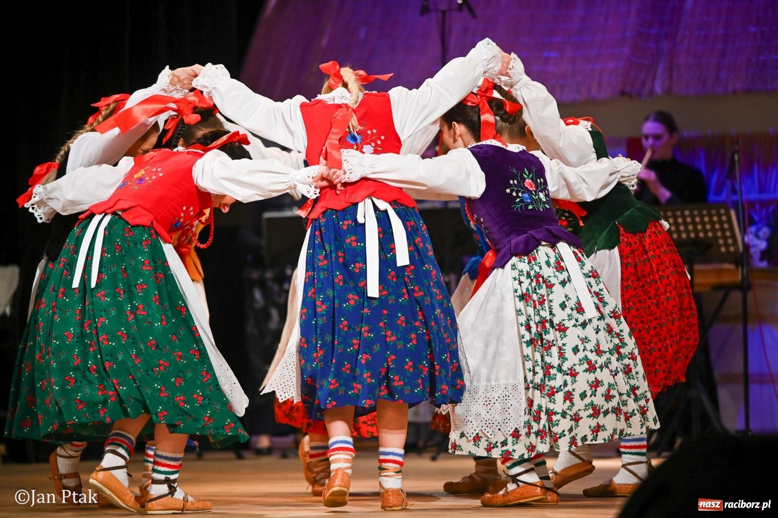 Zdjęcie w galerii na portalu naszraciborz.pl: Taneczna podróż przez siedem regionów Polski na deskach RCK wiadomości z regionu