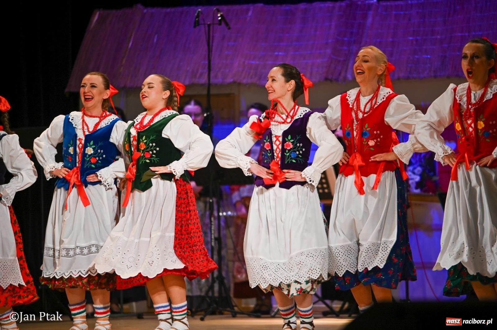 Zdjęcie w galerii na portalu naszraciborz.pl: Taneczna podróż przez siedem regionów Polski na deskach RCK wiadomości z regionu