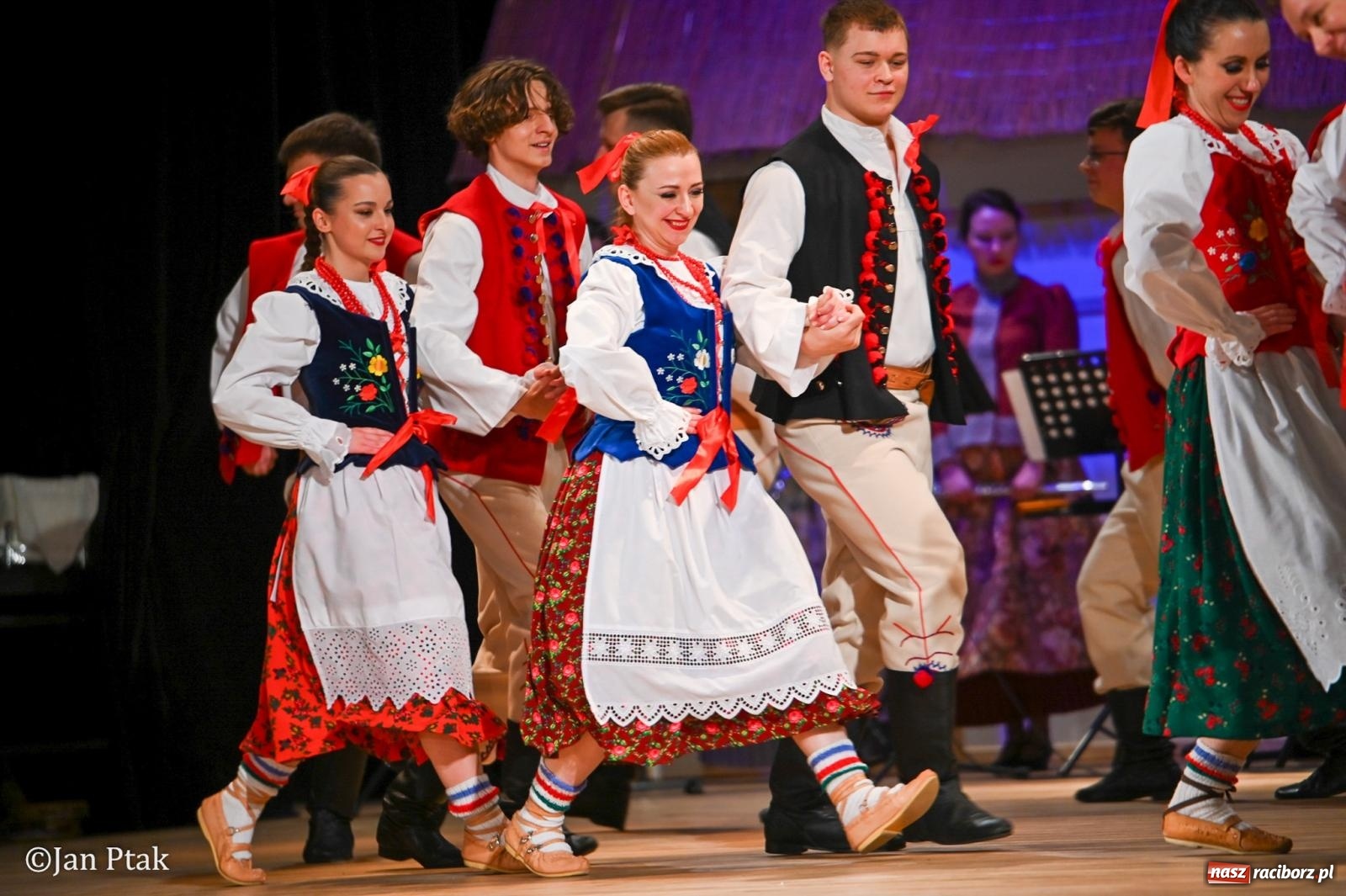 Zdjęcie w galerii na portalu naszraciborz.pl: Taneczna podróż przez siedem regionów Polski na deskach RCK wiadomości z regionu