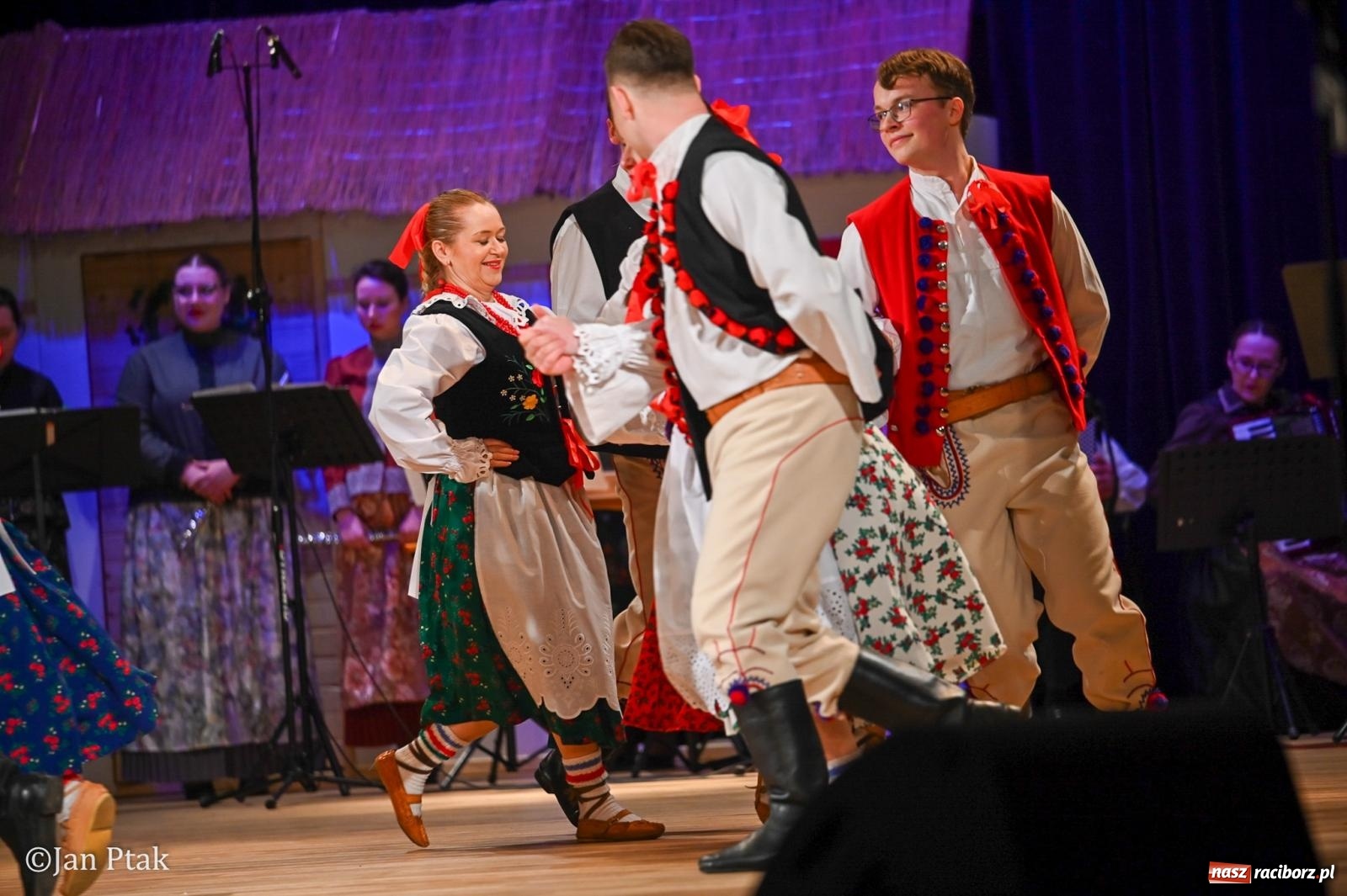 Zdjęcie w galerii na portalu naszraciborz.pl: Taneczna podróż przez siedem regionów Polski na deskach RCK wiadomości z regionu