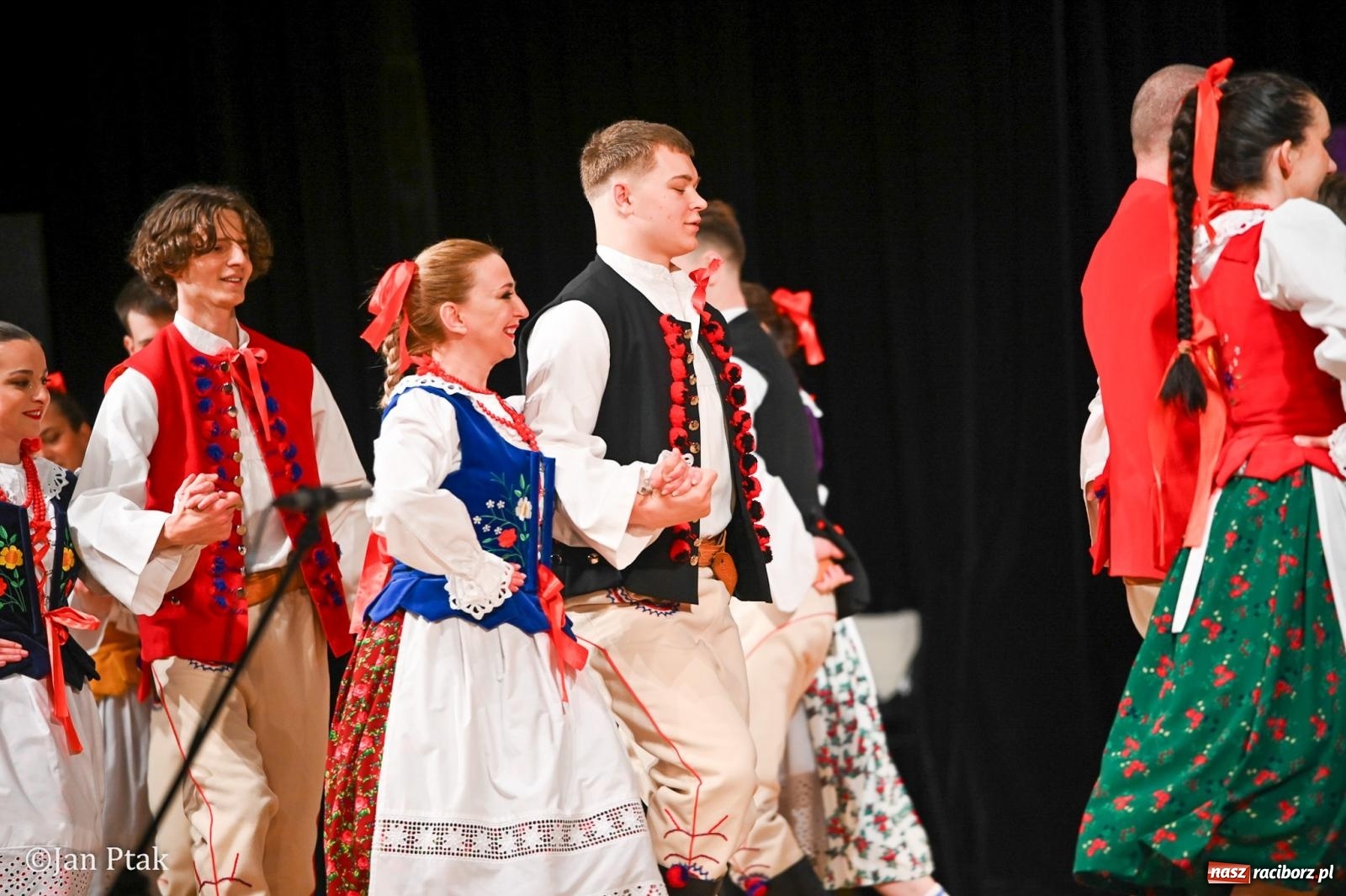 Zdjęcie w galerii na portalu naszraciborz.pl: Taneczna podróż przez siedem regionów Polski na deskach RCK wiadomości z regionu