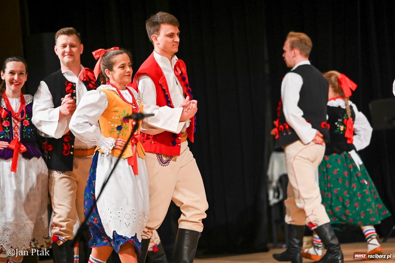 Zdjęcie w galerii na portalu naszraciborz.pl: Taneczna podróż przez siedem regionów Polski na deskach RCK wiadomości z regionu
