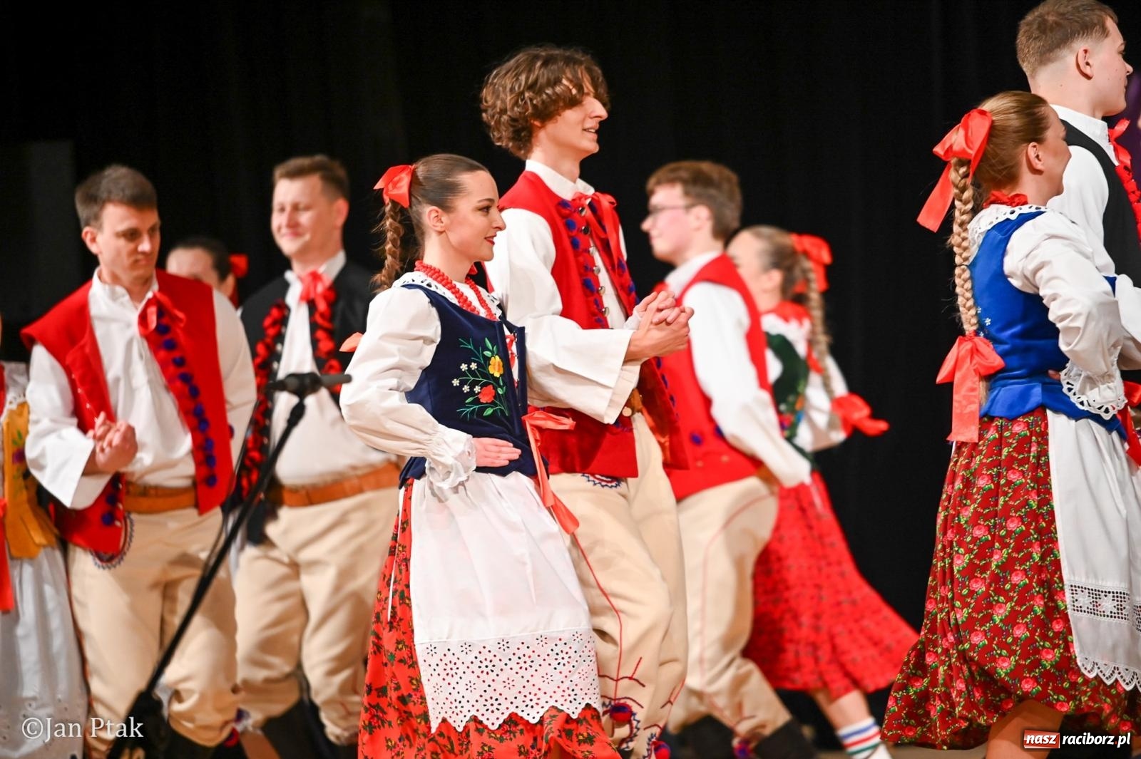 Zdjęcie w galerii na portalu naszraciborz.pl: Taneczna podróż przez siedem regionów Polski na deskach RCK wiadomości z regionu