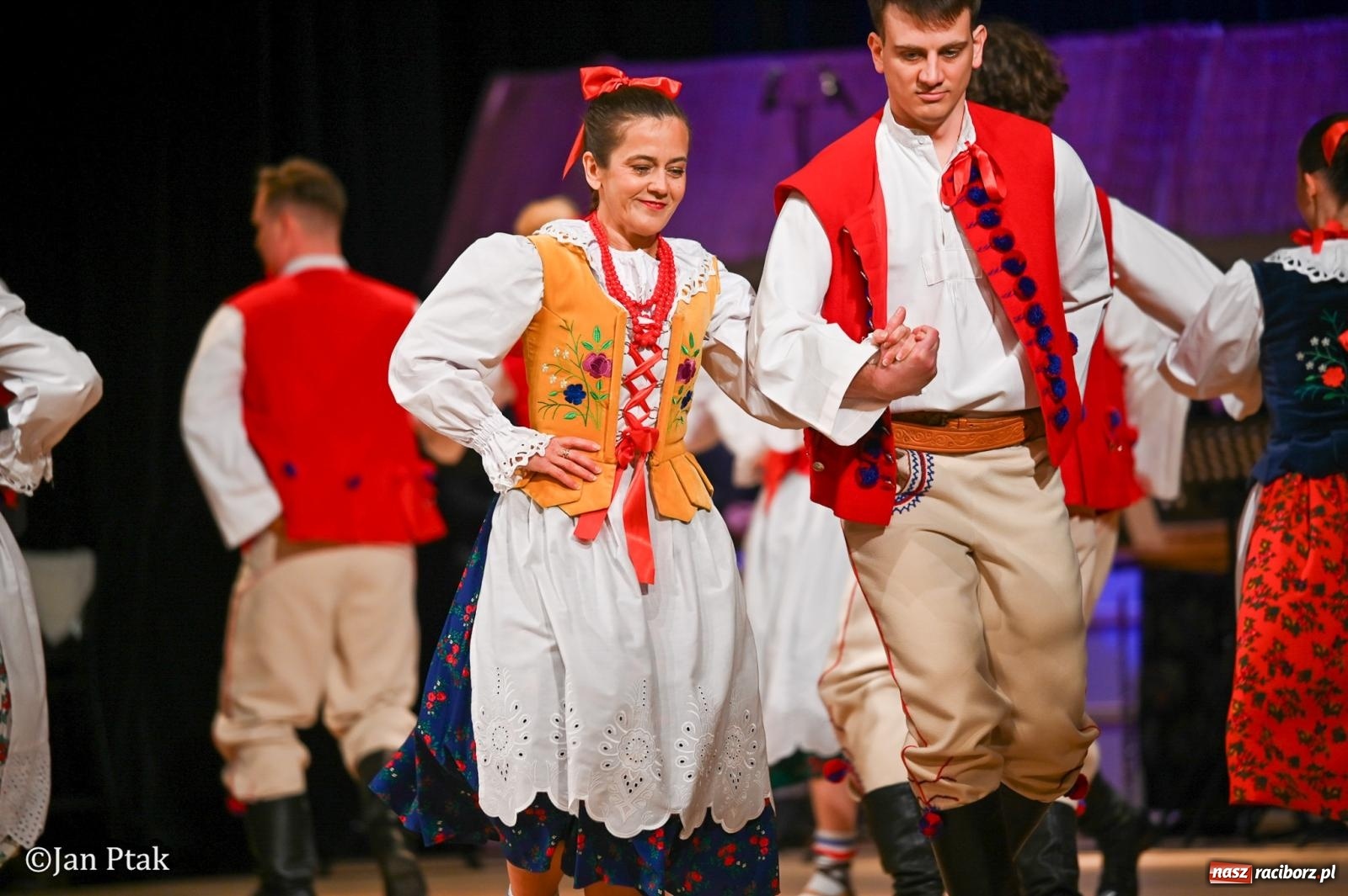 Zdjęcie w galerii na portalu naszraciborz.pl: Taneczna podróż przez siedem regionów Polski na deskach RCK wiadomości z regionu