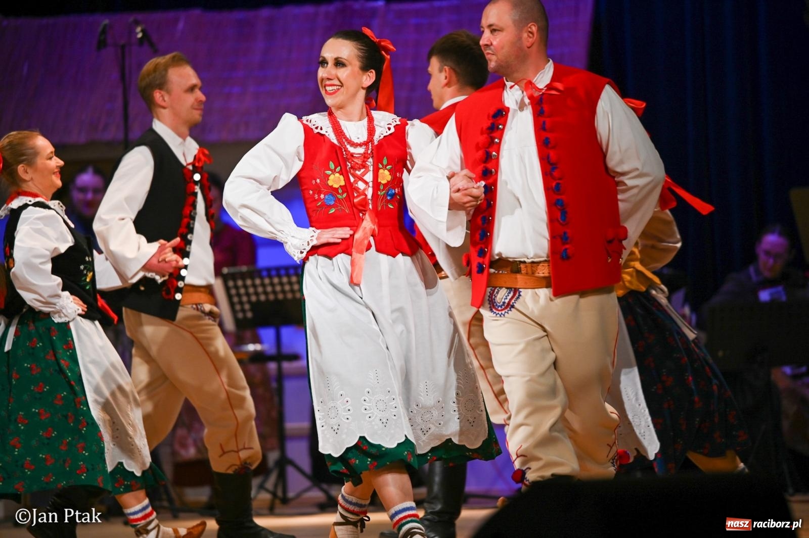 Zdjęcie w galerii na portalu naszraciborz.pl: Taneczna podróż przez siedem regionów Polski na deskach RCK wiadomości z regionu