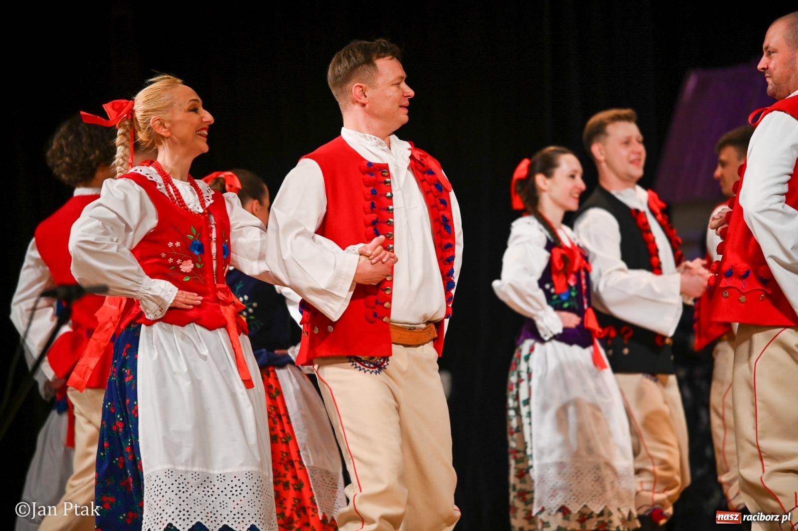 Zdjęcie w galerii na portalu naszraciborz.pl: Taneczna podróż przez siedem regionów Polski na deskach RCK wiadomości z regionu