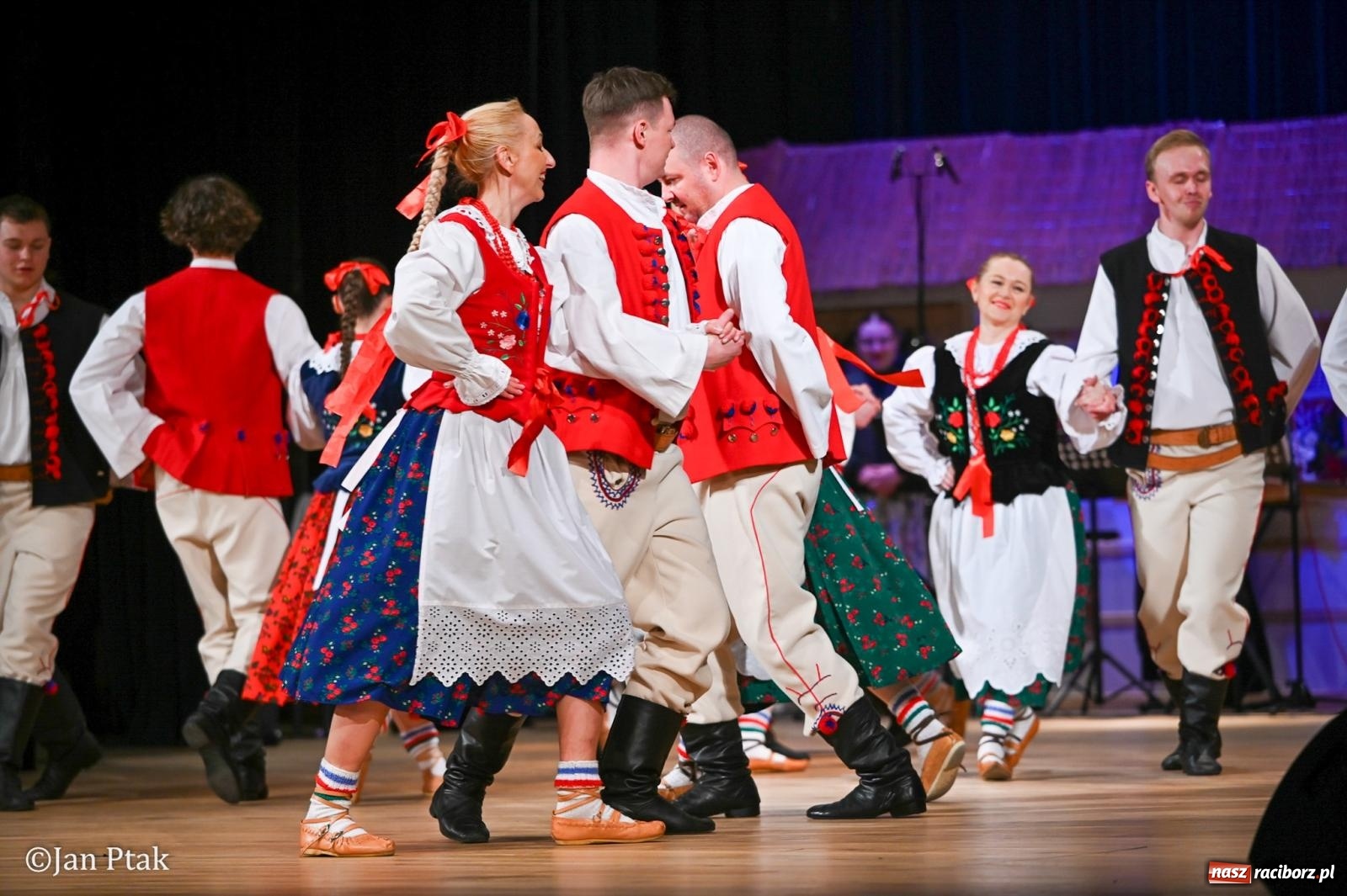 Zdjęcie w galerii na portalu naszraciborz.pl: Taneczna podróż przez siedem regionów Polski na deskach RCK wiadomości z regionu