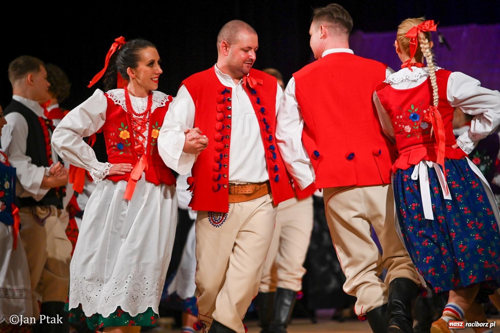 Zdjęcie w galerii na portalu naszraciborz.pl: Taneczna podróż przez siedem regionów Polski na deskach RCK wiadomości z regionu