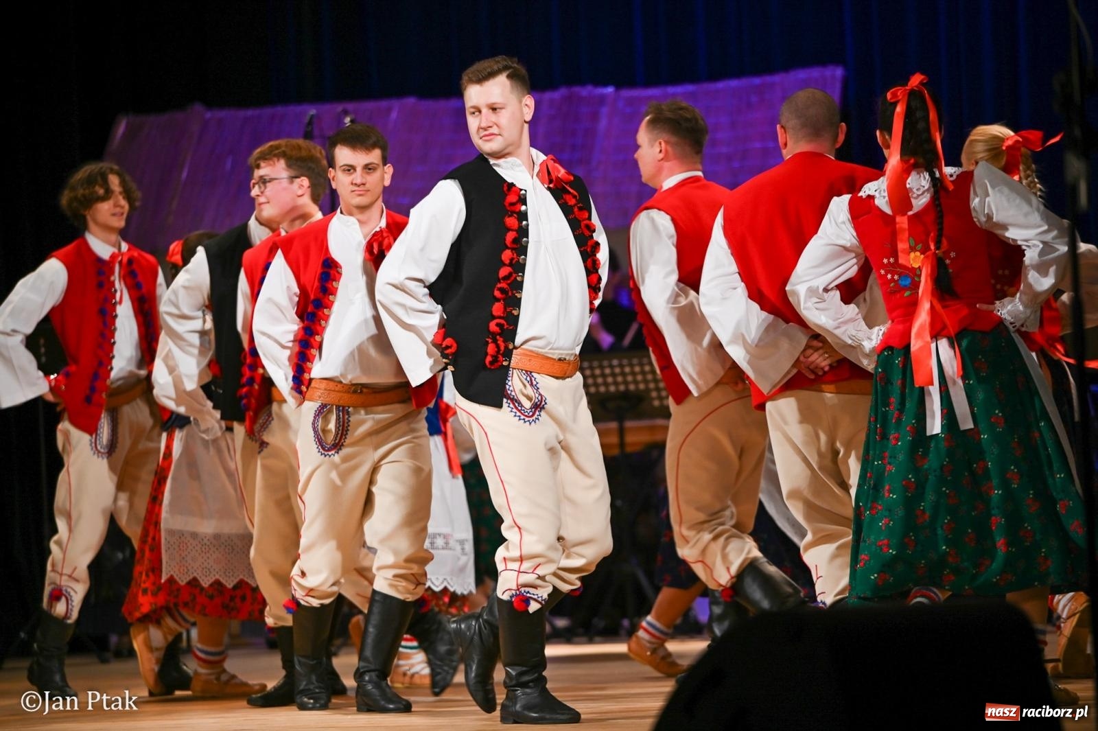 Zdjęcie w galerii na portalu naszraciborz.pl: Taneczna podróż przez siedem regionów Polski na deskach RCK wiadomości z regionu