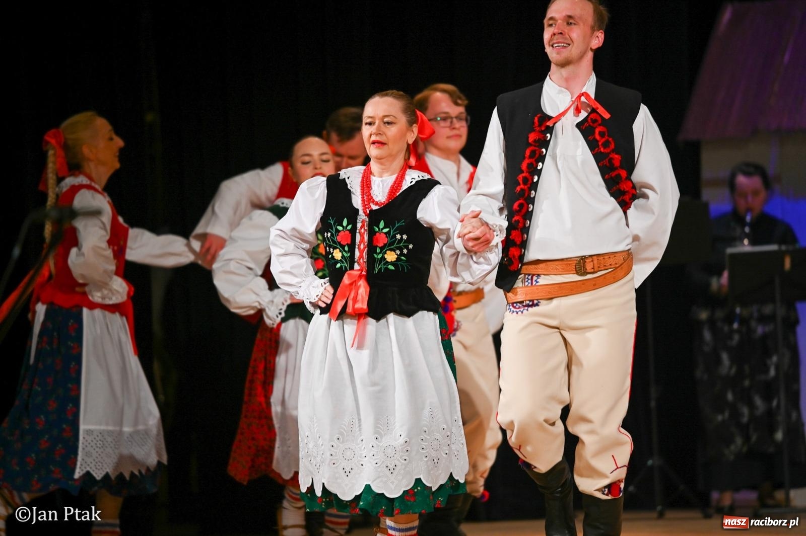 Zdjęcie w galerii na portalu naszraciborz.pl: Taneczna podróż przez siedem regionów Polski na deskach RCK wiadomości z regionu
