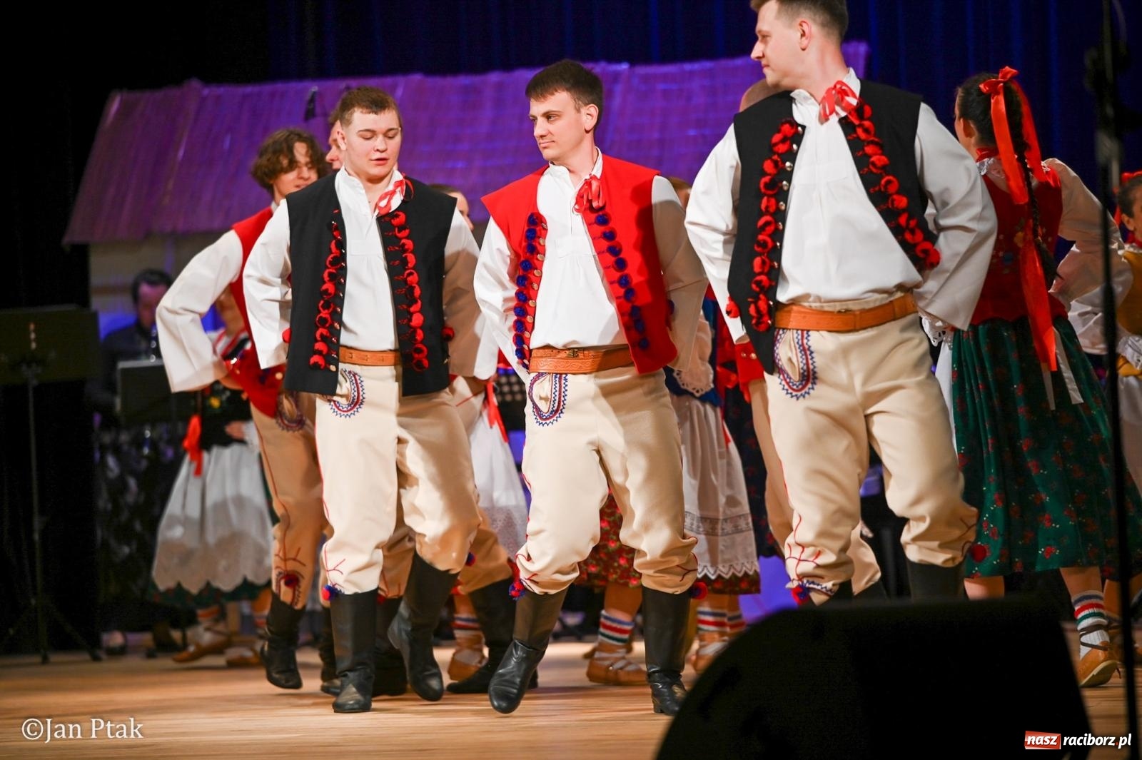 Zdjęcie w galerii na portalu naszraciborz.pl: Taneczna podróż przez siedem regionów Polski na deskach RCK wiadomości z regionu