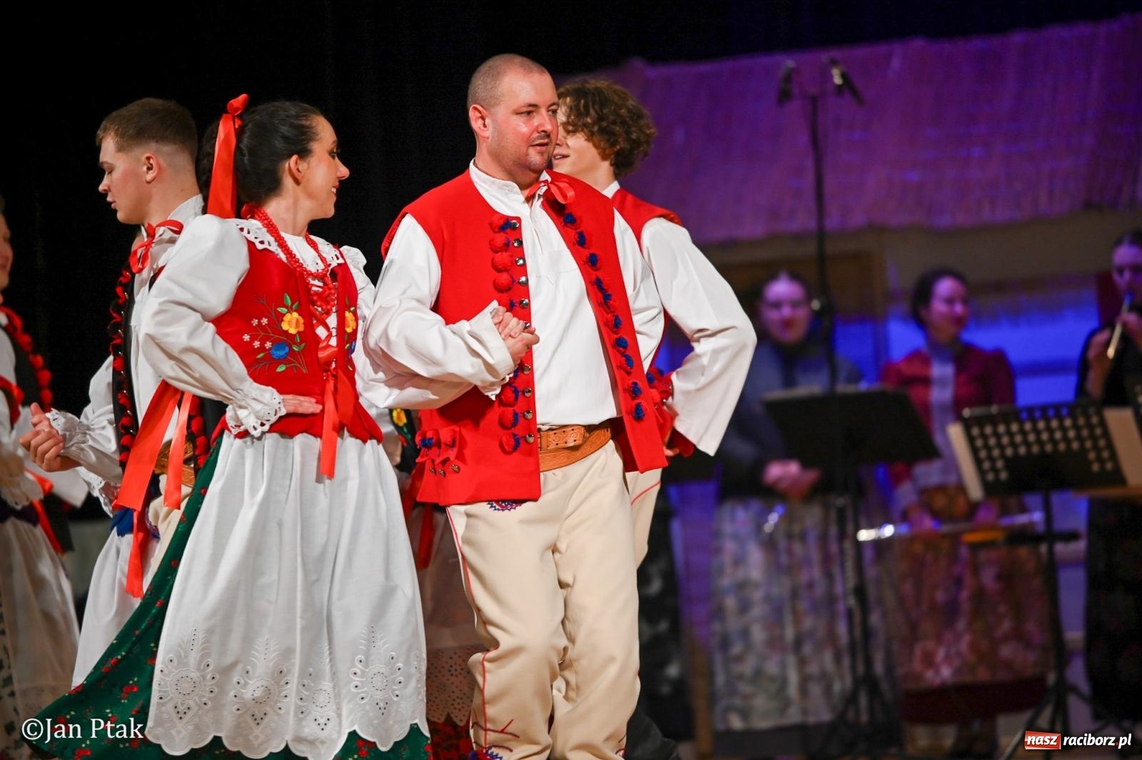 Zdjęcie w galerii na portalu naszraciborz.pl: Taneczna podróż przez siedem regionów Polski na deskach RCK wiadomości z regionu
