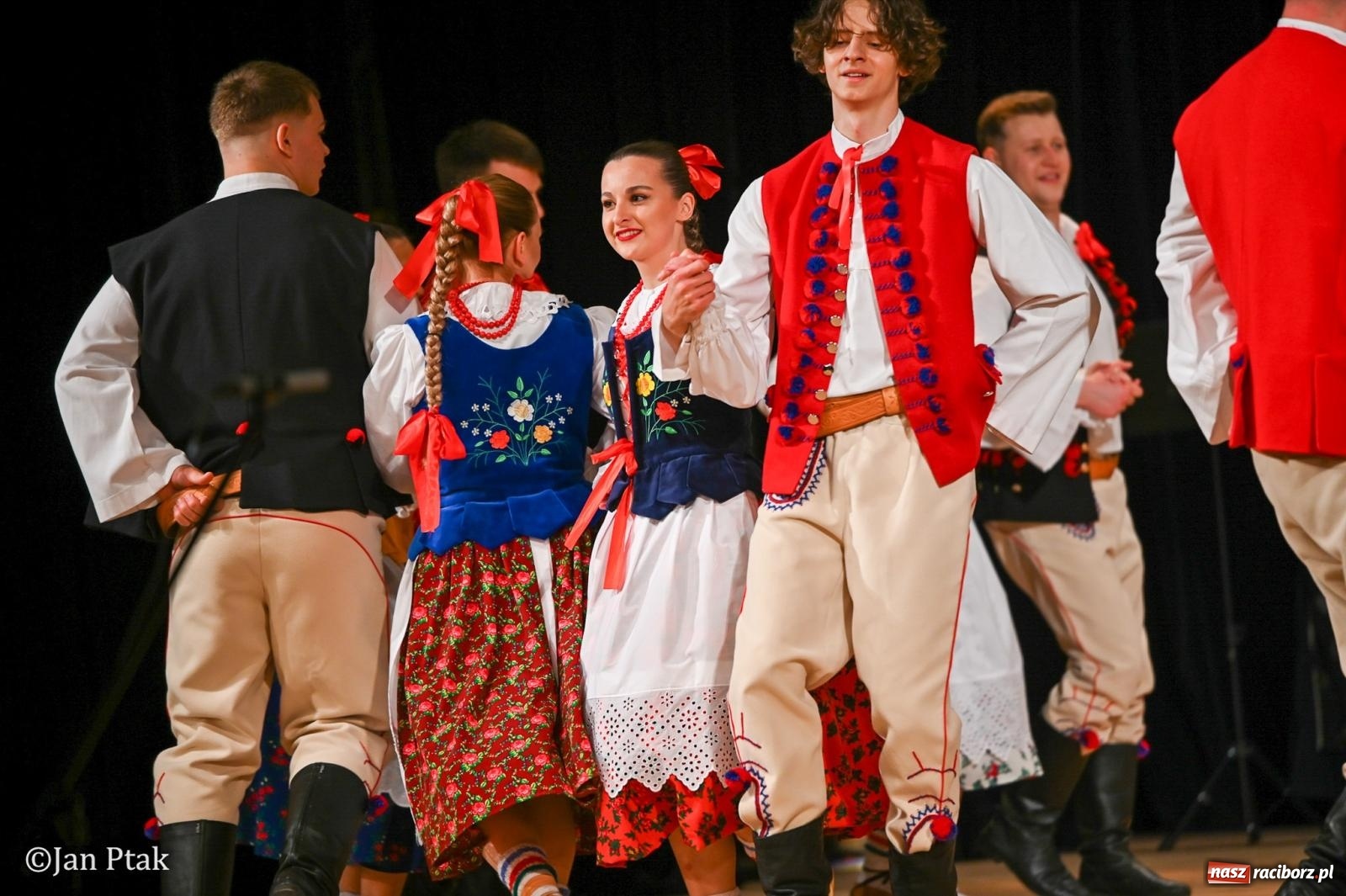 Zdjęcie w galerii na portalu naszraciborz.pl: Taneczna podróż przez siedem regionów Polski na deskach RCK wiadomości z regionu