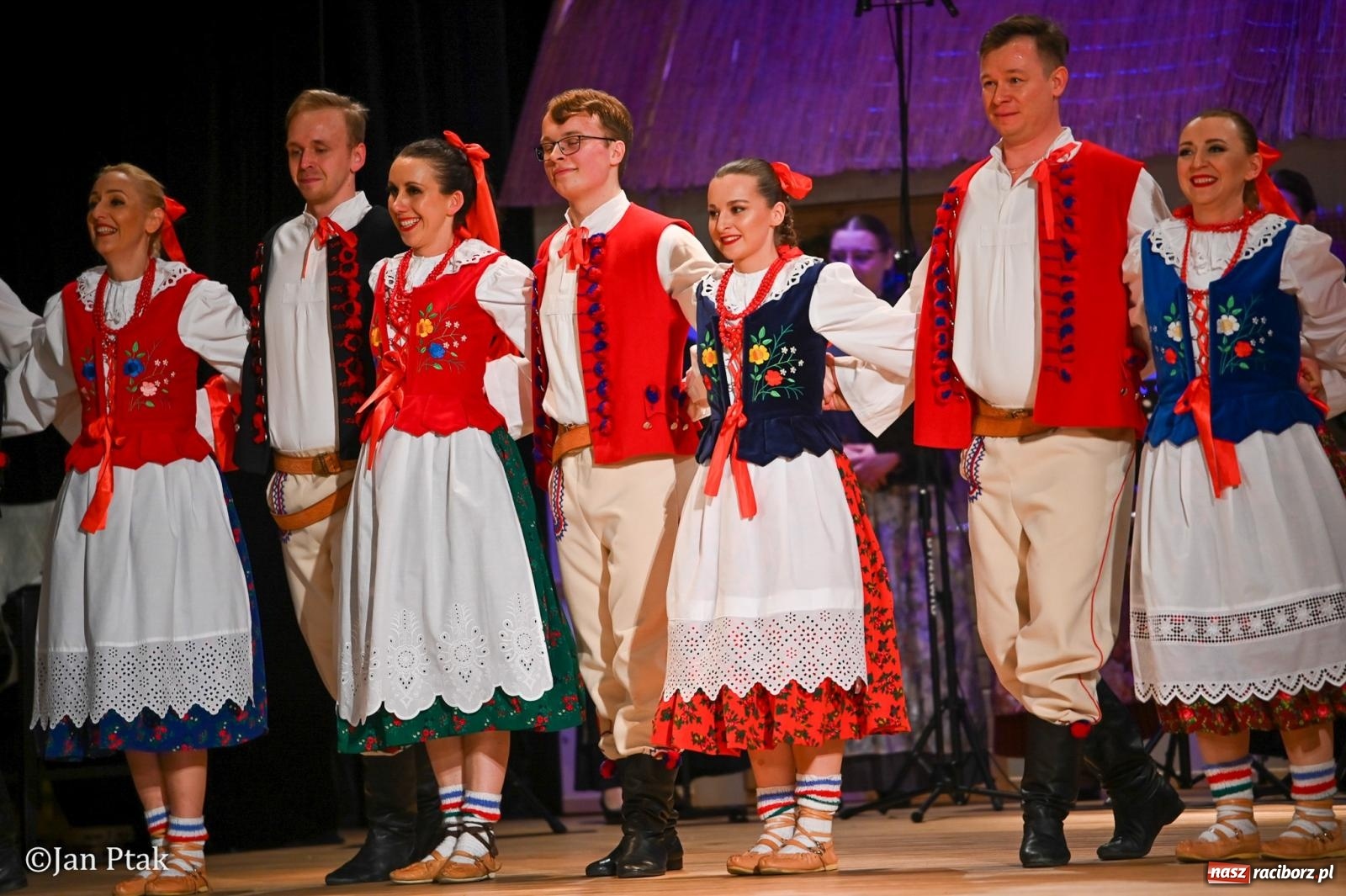 Zdjęcie w galerii na portalu naszraciborz.pl: Taneczna podróż przez siedem regionów Polski na deskach RCK wiadomości z regionu