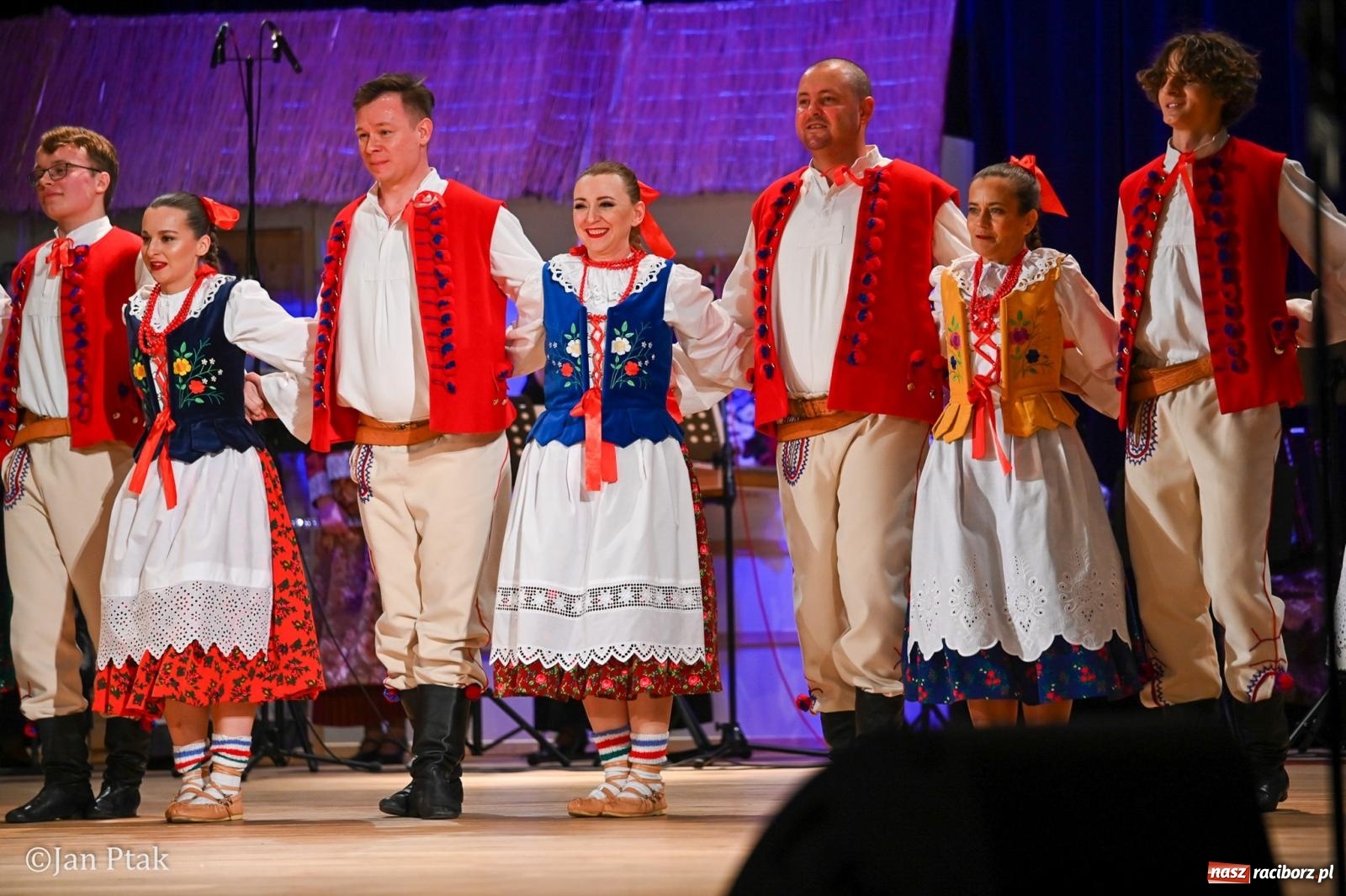 Zdjęcie w galerii na portalu naszraciborz.pl: Taneczna podróż przez siedem regionów Polski na deskach RCK wiadomości z regionu