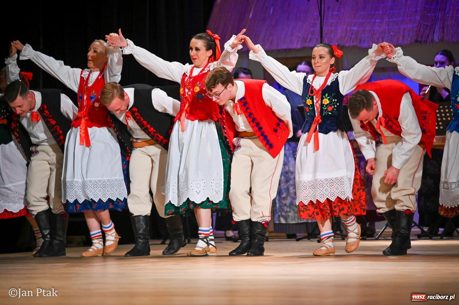 Zdjęcie w galerii na portalu naszraciborz.pl: Taneczna podróż przez siedem regionów Polski na deskach RCK wiadomości z regionu